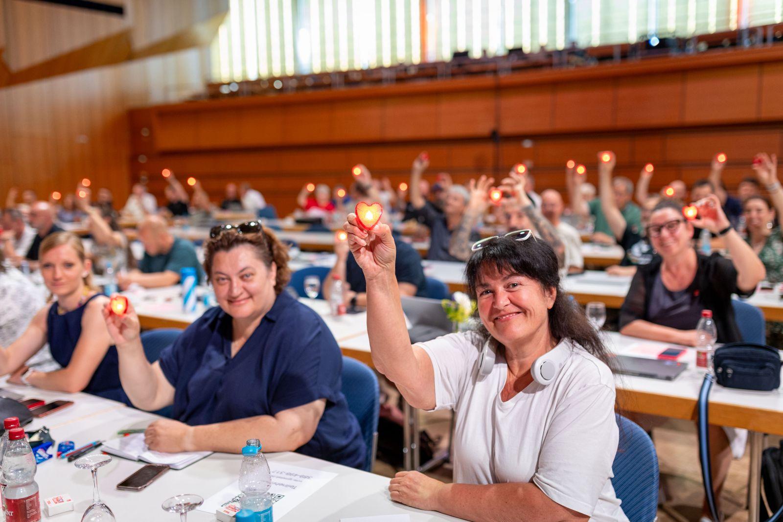 EIn blinkendes Herz für Tarif: Bei der Tarifkommissionssitzung der Metall- und Elektroindustrie im Juni in Sindelfingen beschließen die Tarifkommissionsmitglieder den Antrag zur Kündigung der Entgelt-Tarifverträge und beginnen mit der Diskussion um die Forderungen.