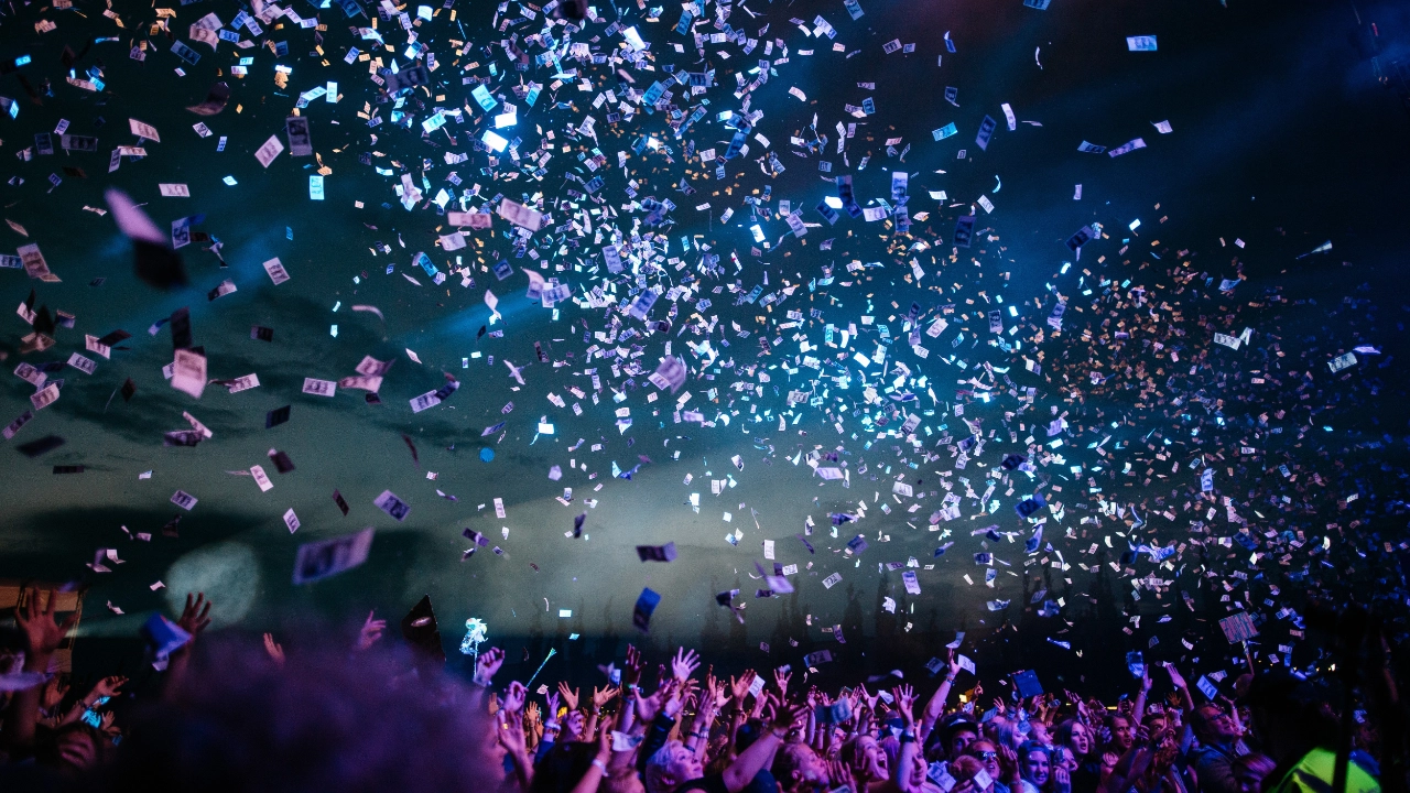 Party Abends mit Konfetti Konzert mit vielen Menschen
