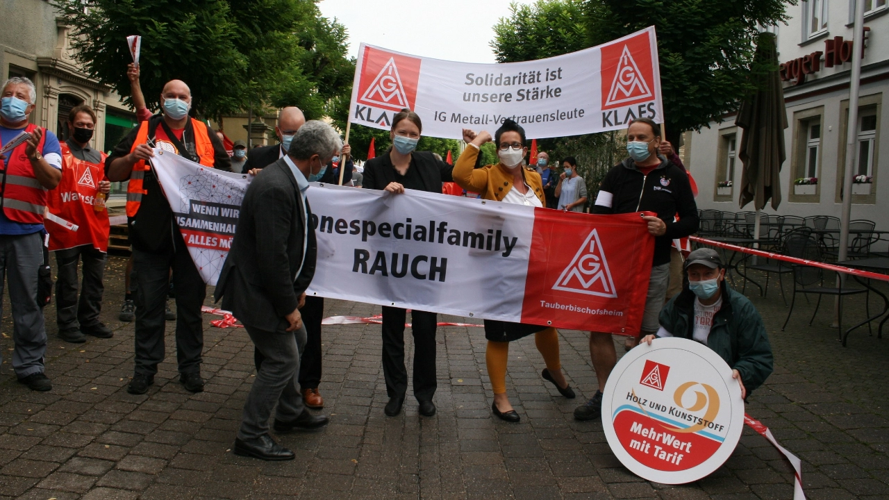 Demonstration vor der ersten Tarifverhandlung Holz und Kunststoff in Baden-Württemberg