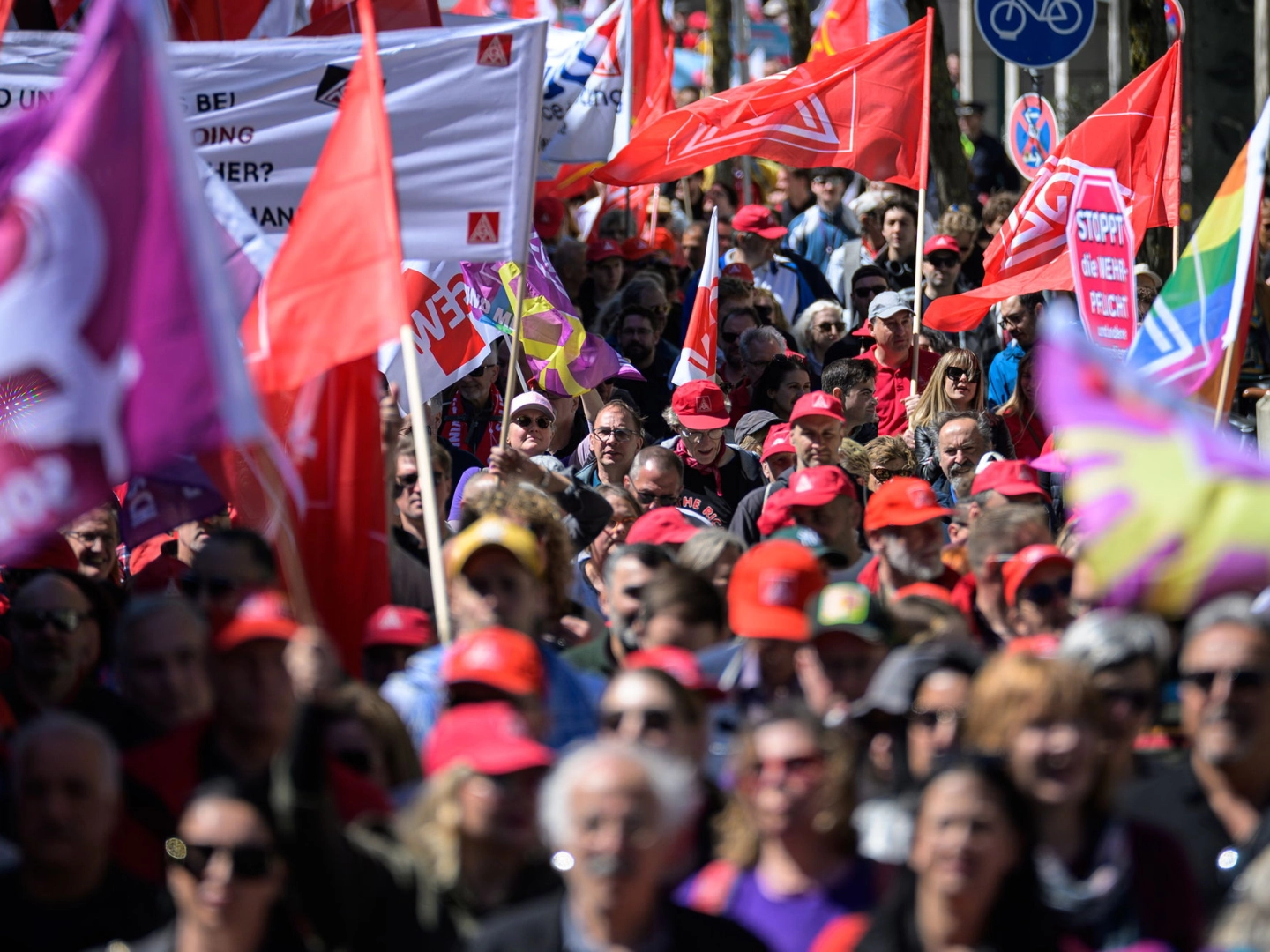 „Erst unsere Jobs, dann eure Profite“ – unter diesem Motto rufen Gewerkschaften 2026 wie hier in München zum 1. Mai auf.