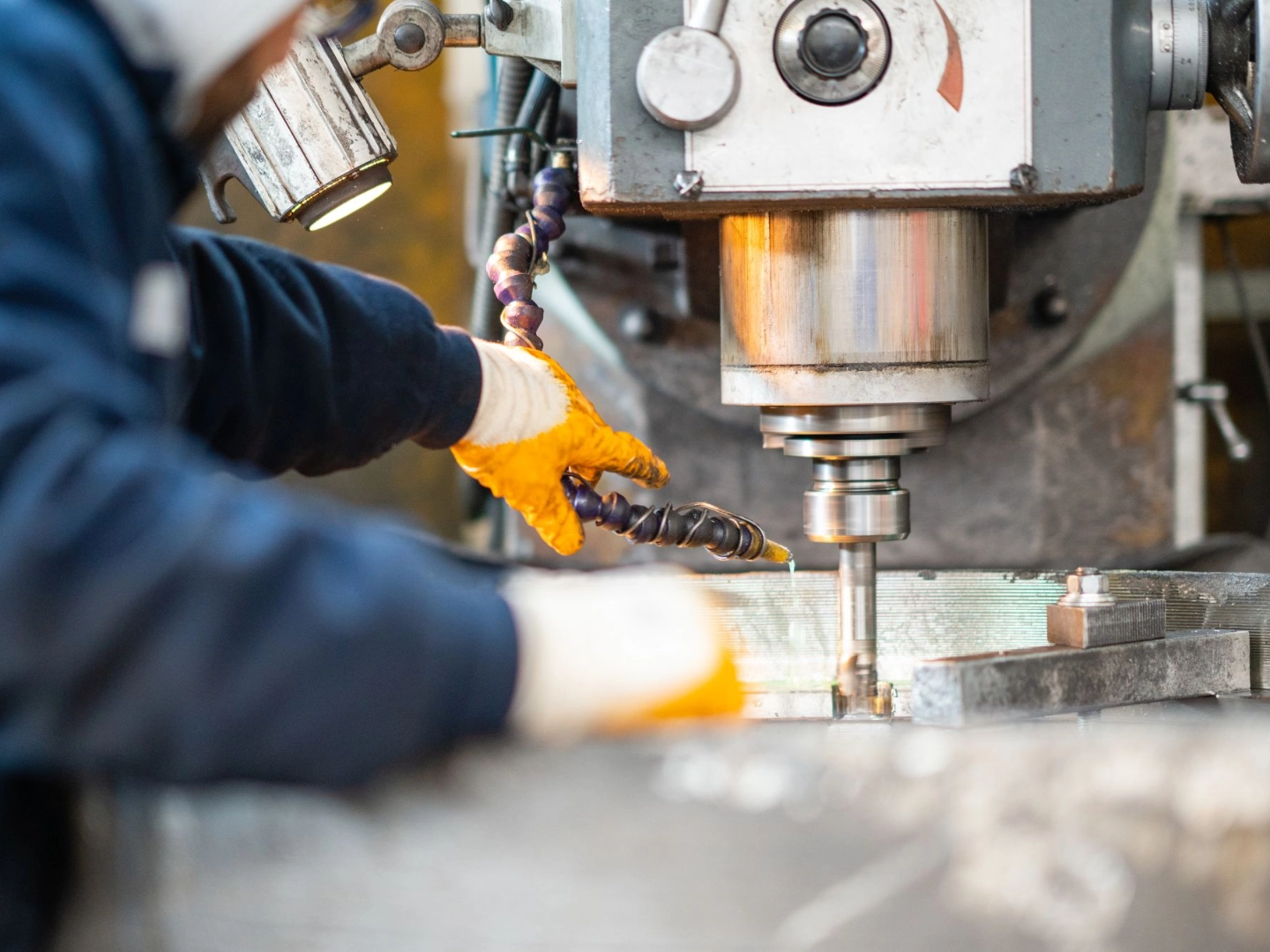 Arbeiter an der Fräsmaschine