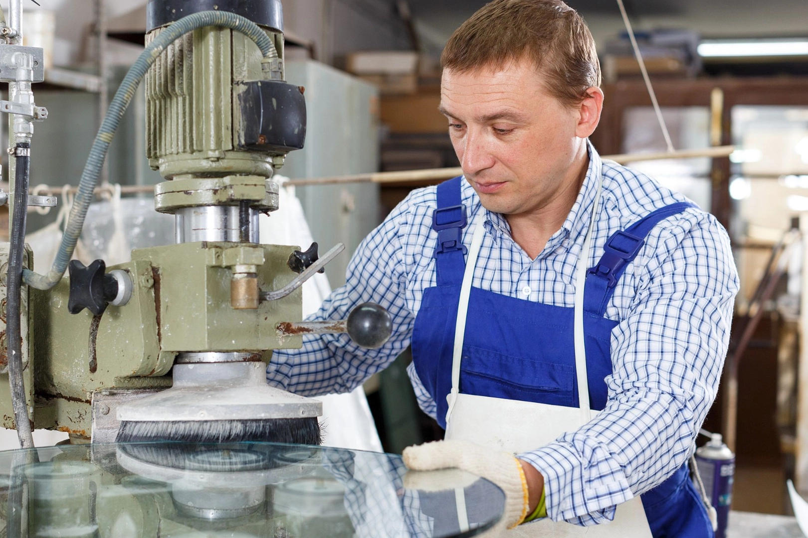 Glaser arbeitet an Maschine