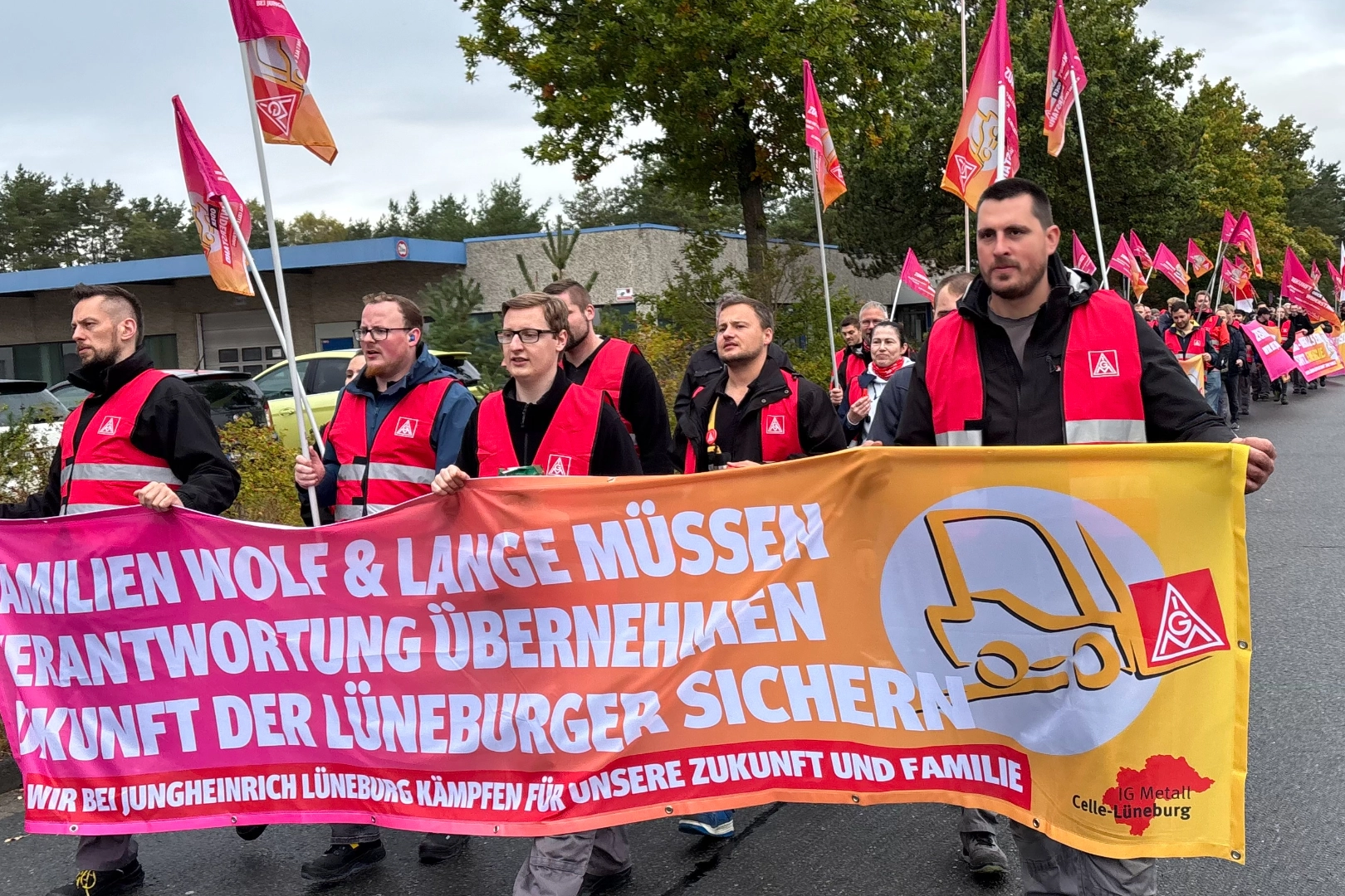 Beschäftigte von Jungheinrich in Lüneburg bei einem Warnstreik