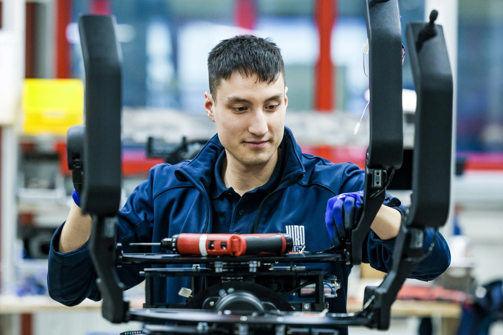 Ein Mitarbeiter in der Produktion bei Hiro Lift in Bielefeld
