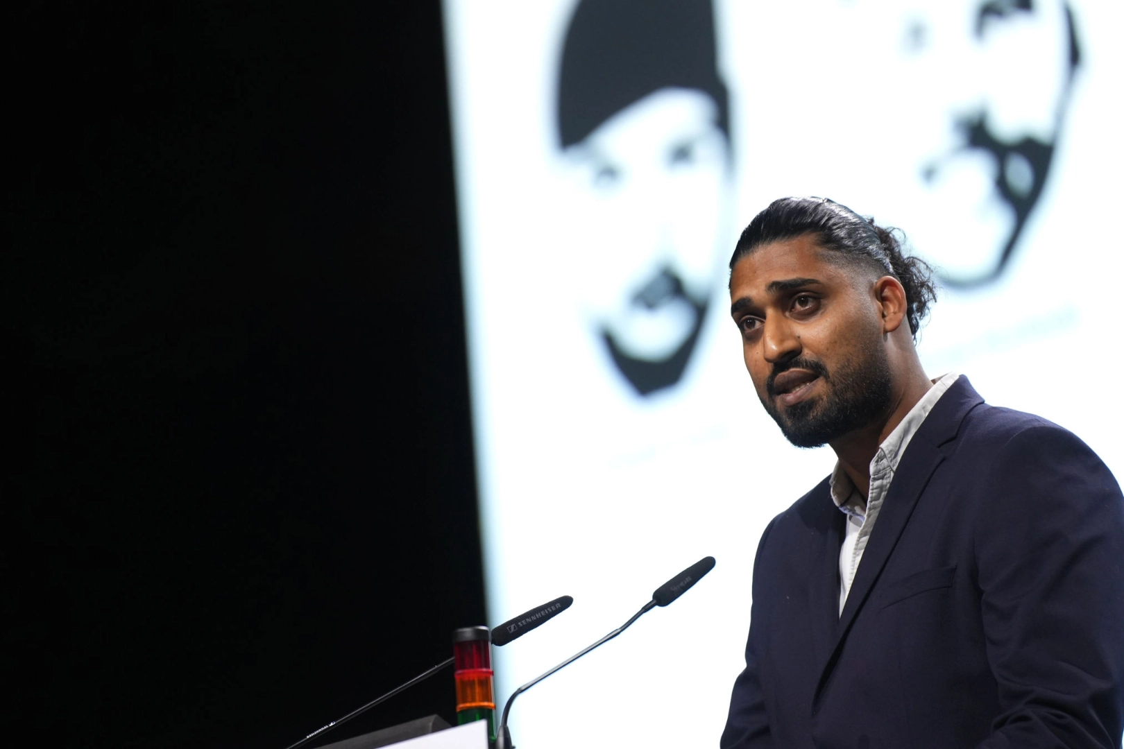 Said Etris Hashemi spricht bei der Aktion der IG Metall Jugend beim Gewerkschaftstag in Frankfurt
