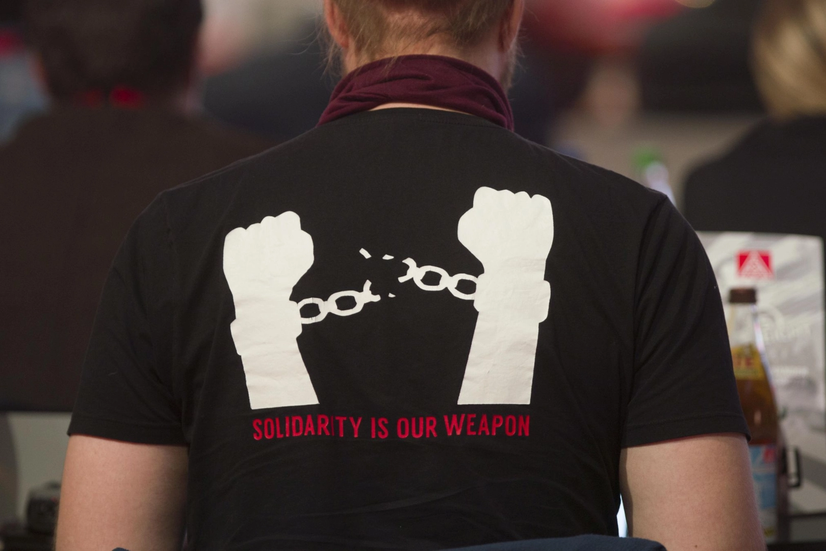 junge Delegierte auf dem Gewerkschaftstag 2019 trägt ein T-Shirt mit der Aufschrift 'Solidarity is our Weapon'