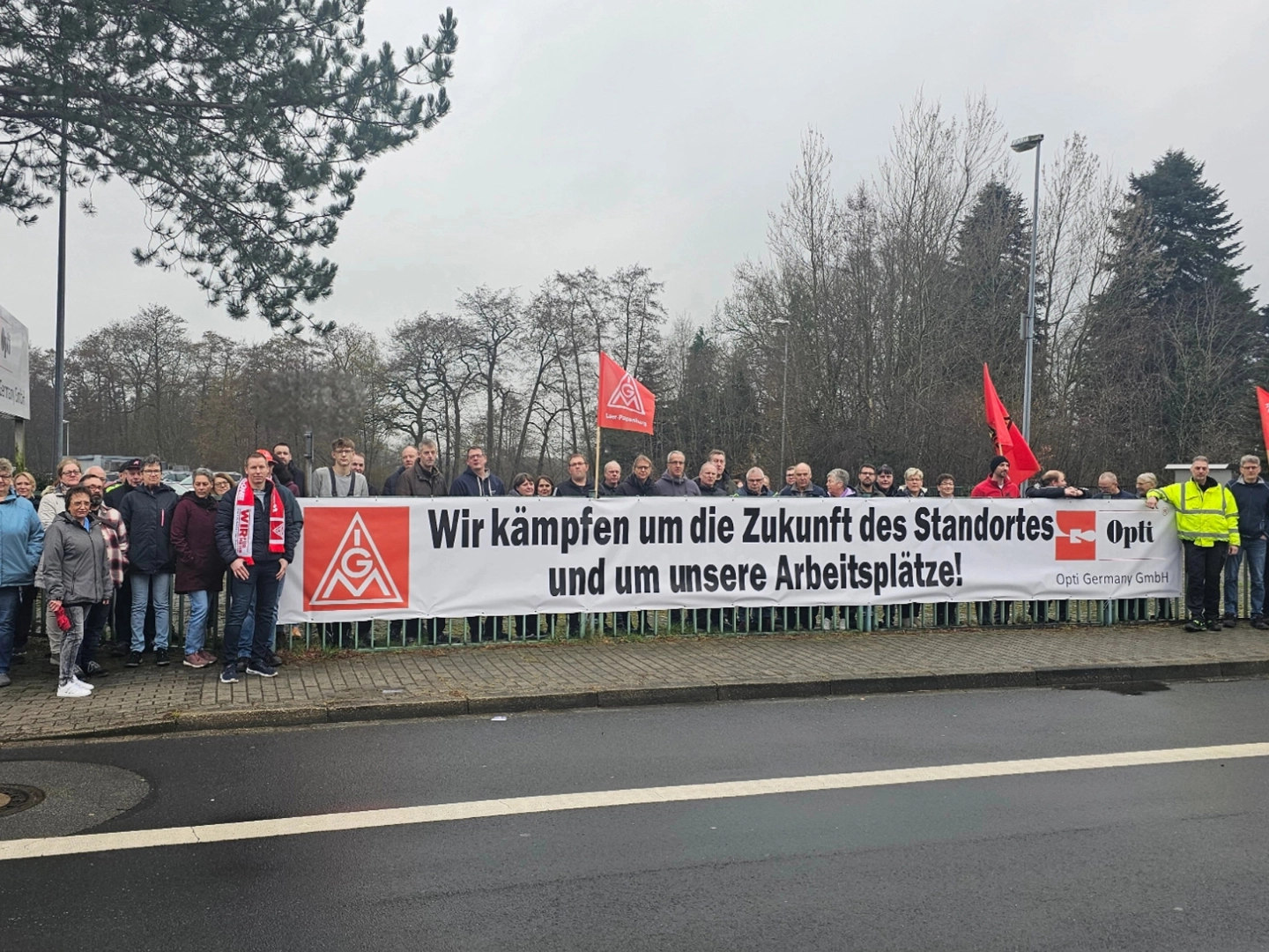 Beschäftigte von Opti in Rhauderfehn demonstrieren für den Erhalt ihres Standorts