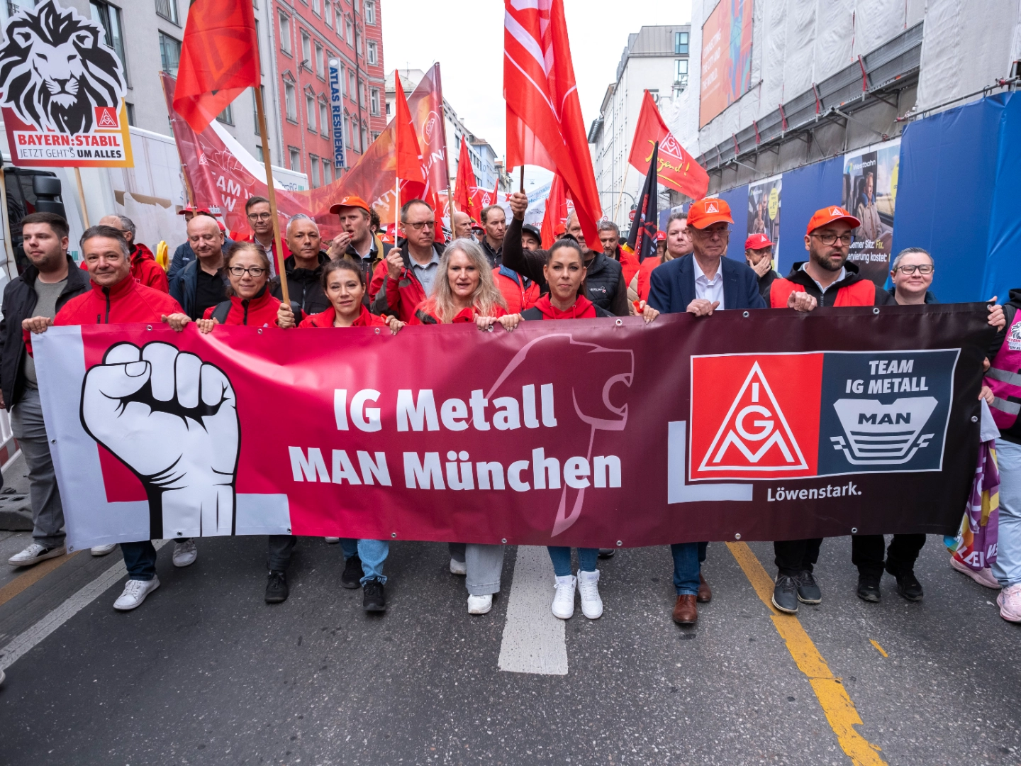 IGM Bezirk Bayern -  1. Verhandlung /Demo Tarifrunde  "Bayern: Stabil - Jetzt geht's um alles", Bayerischer Hof, München