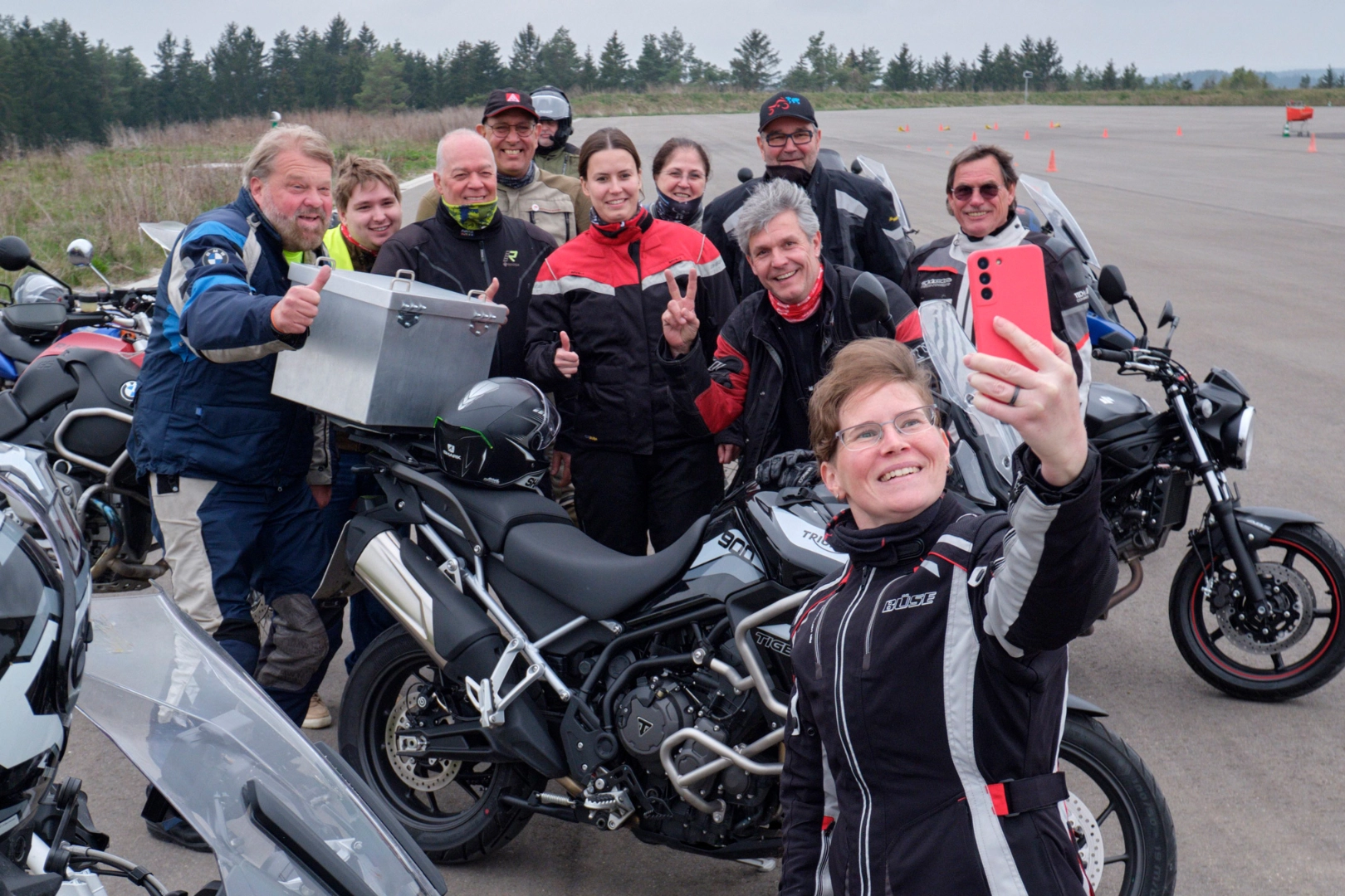 Metallerinnen und Metaller der Worker Wheels „Black Forest“ nach einem Fahrsicherheitstraining