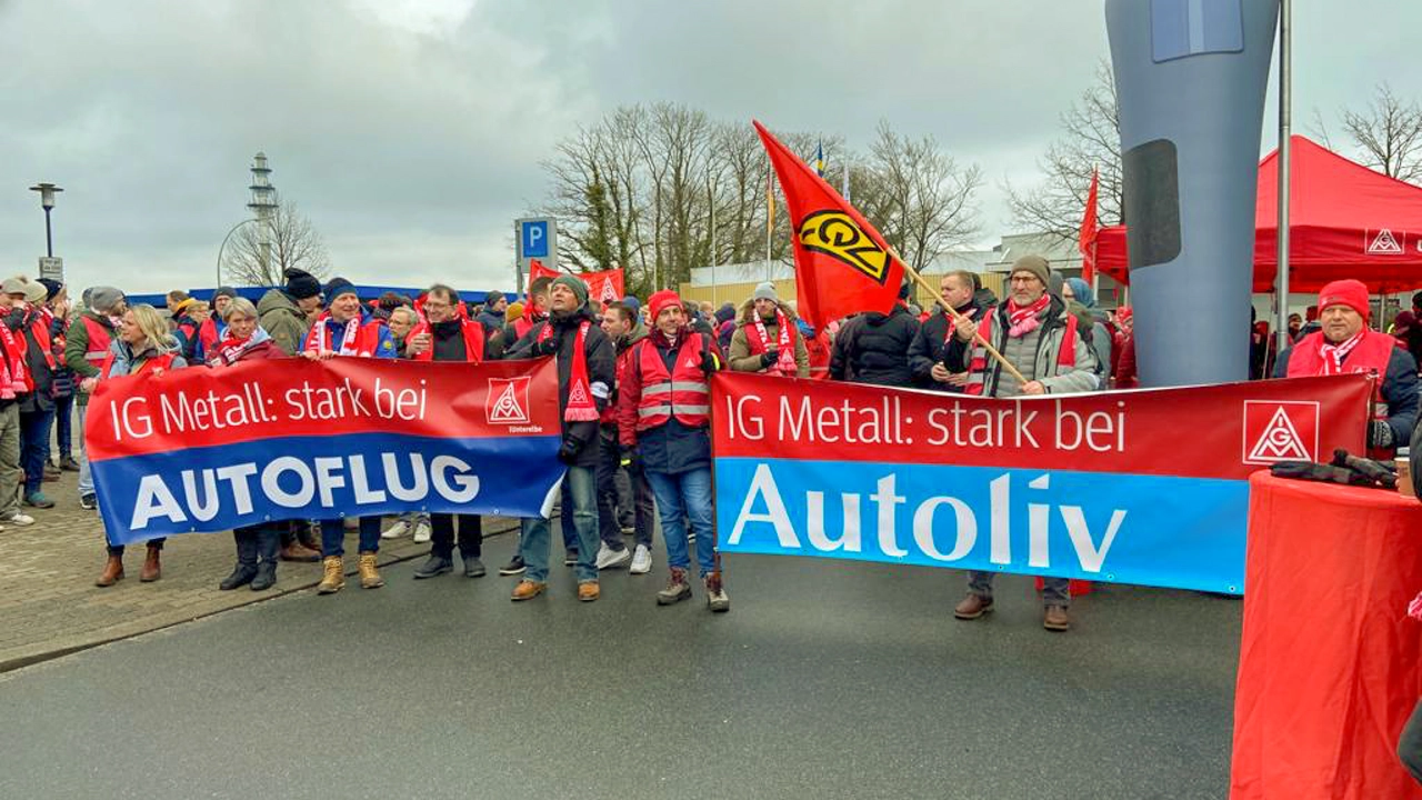 Küste Tarifrunde Textil und Bekleidung 2023: Aktion bei Autoliv und Autoflug in Elmshorn