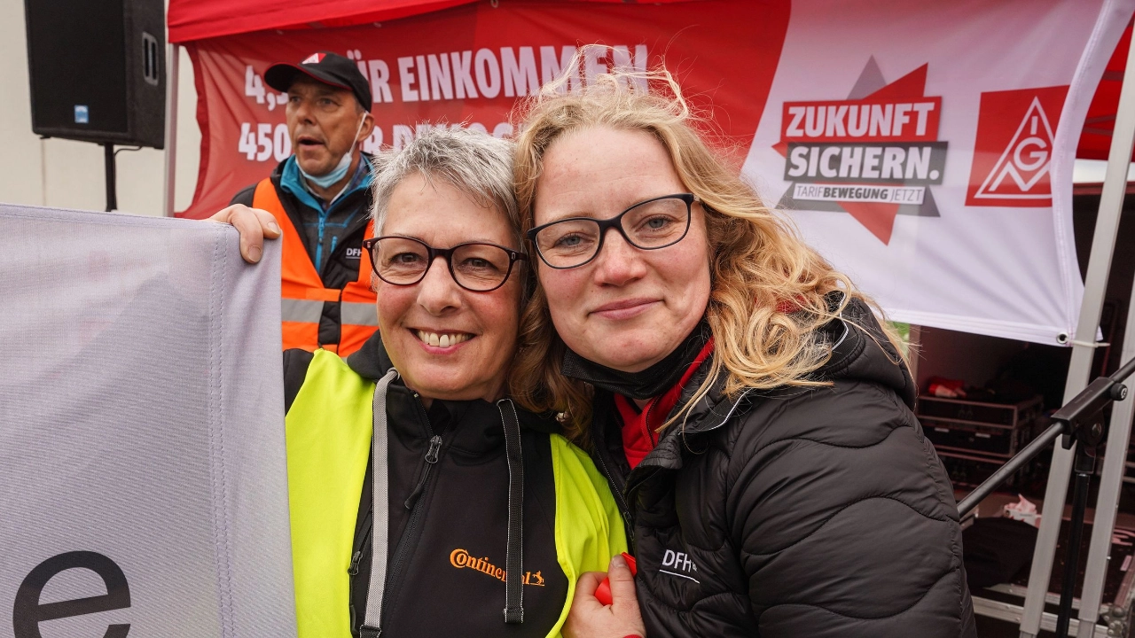 Warnstreik in Simmern/Hunsrück: Christel Meier (Betriebsrätin Continental Rheinböllen) und Lydia Ott (Betriebsrätin DFH Haus Simmern)