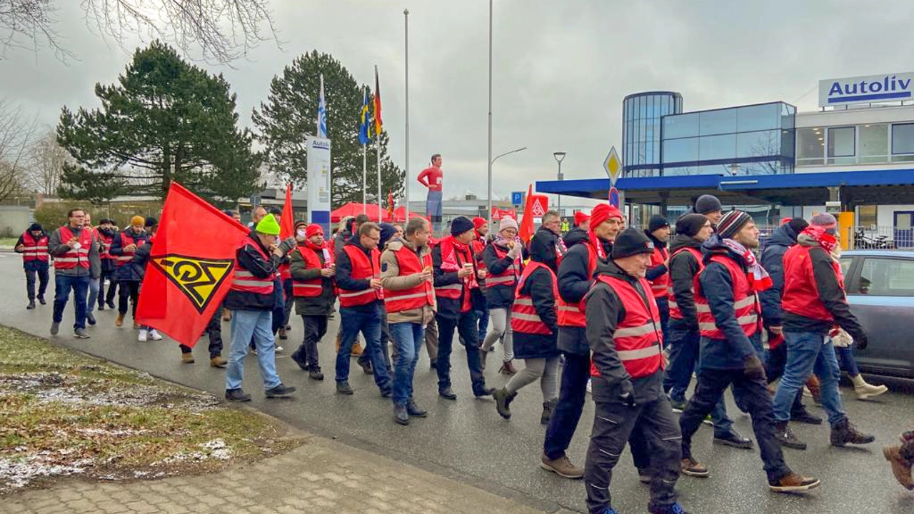 Küste Tarifrunde Textil und Bekleidung 2023: Aktion bei Autoliv und Autoflug in Elmshorn