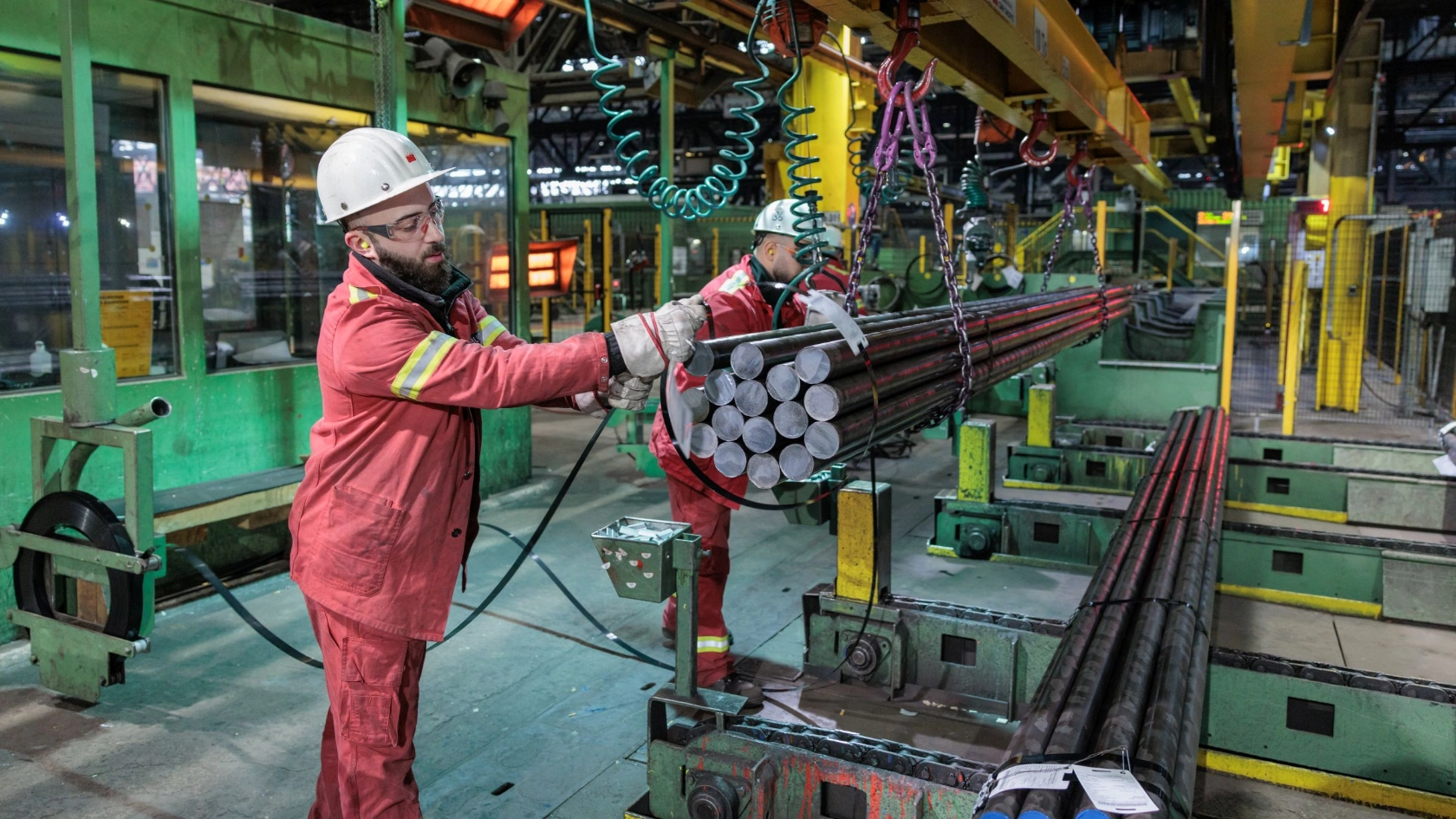 Arbeiter in einem Metallhandwerksbetrieb