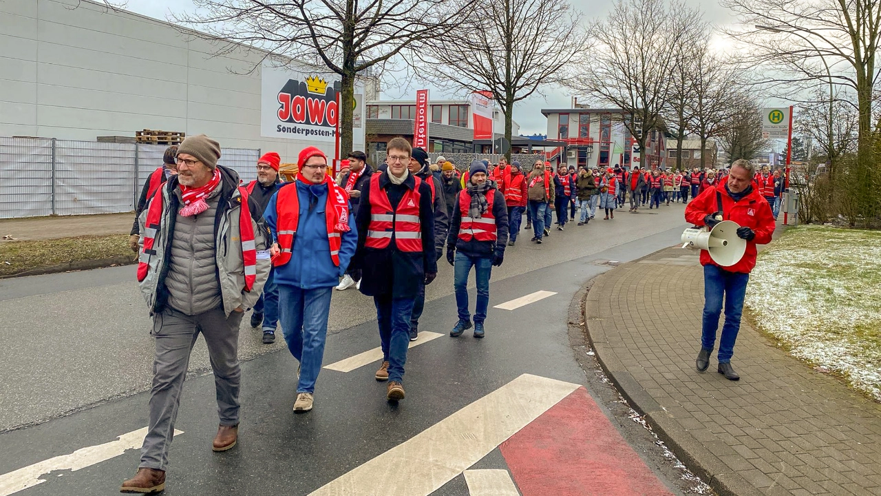 Küste Tarifrunde Textil und Bekleidung 2023: Aktion bei Autoliv und Autoflug in Elmshorn
