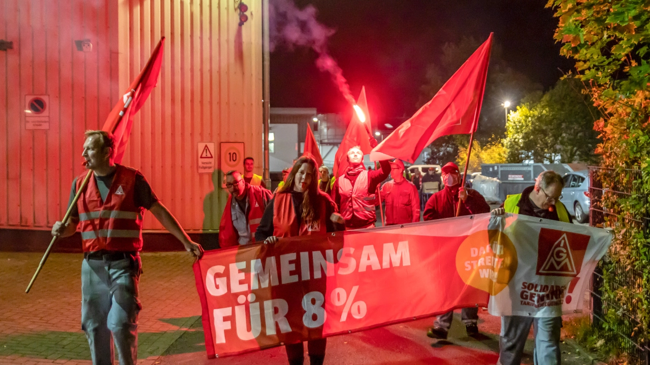 Warnstreik Küste GKN Driveline Kiel Tarifrunde M+E 2022