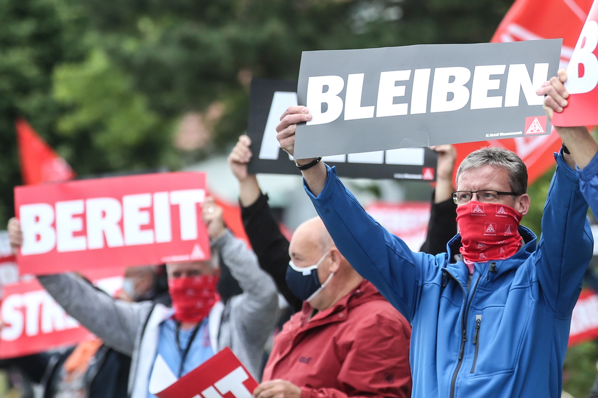 Protest bei Premium Aerotec in Nordenham gegen den geplanten Abbau von Arbeitsplätzen. Auch an den anderen Standorten von Airbus gab es Aktionen.
