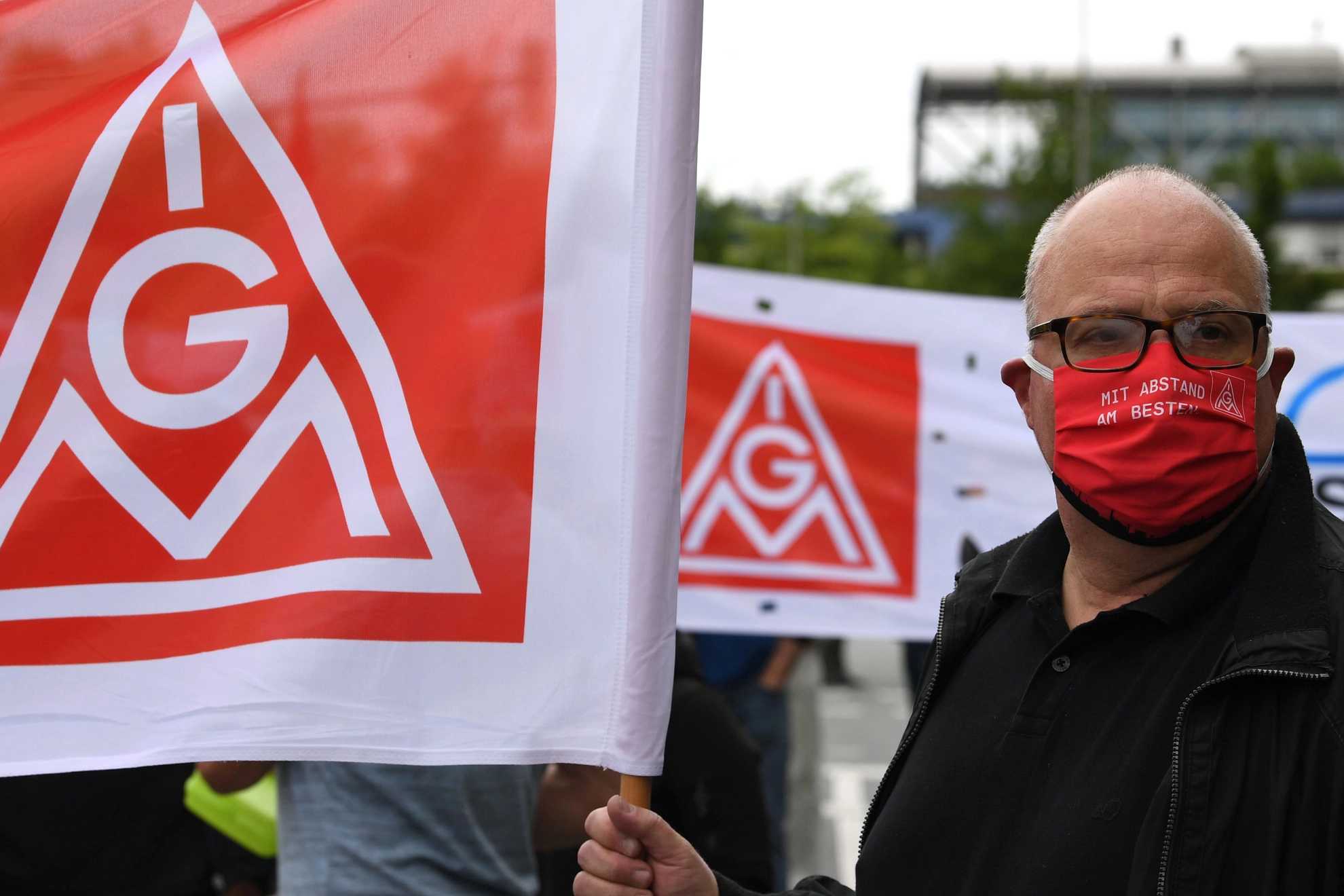 Aktionstag Luftfahrt Airbus Bremen Mann Fahne