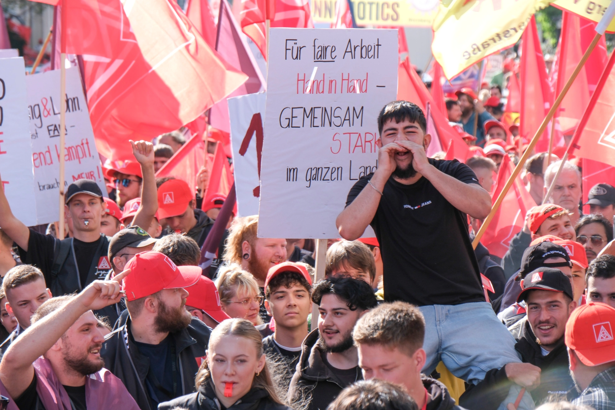 5000 Beschäftigte demonstrieren bei der 1. Tarifverhandlung für die bayerische Metall- und Elektroindustrie 2024 in München für 7 Prozent mehr Geld und 170 Euro mehr für Azubis.