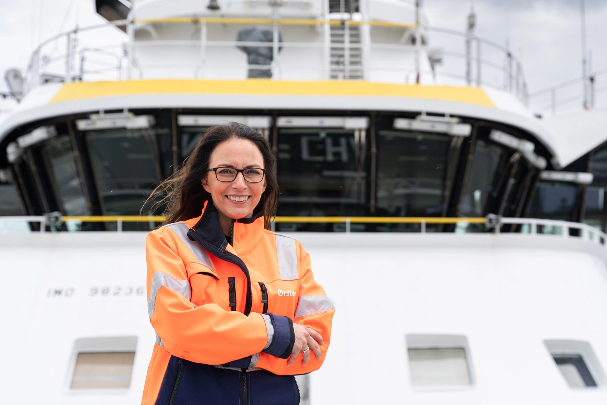 DGB-Vorsitzende Yasmin Fahimi auf einem Serviceschiff von Ørsted