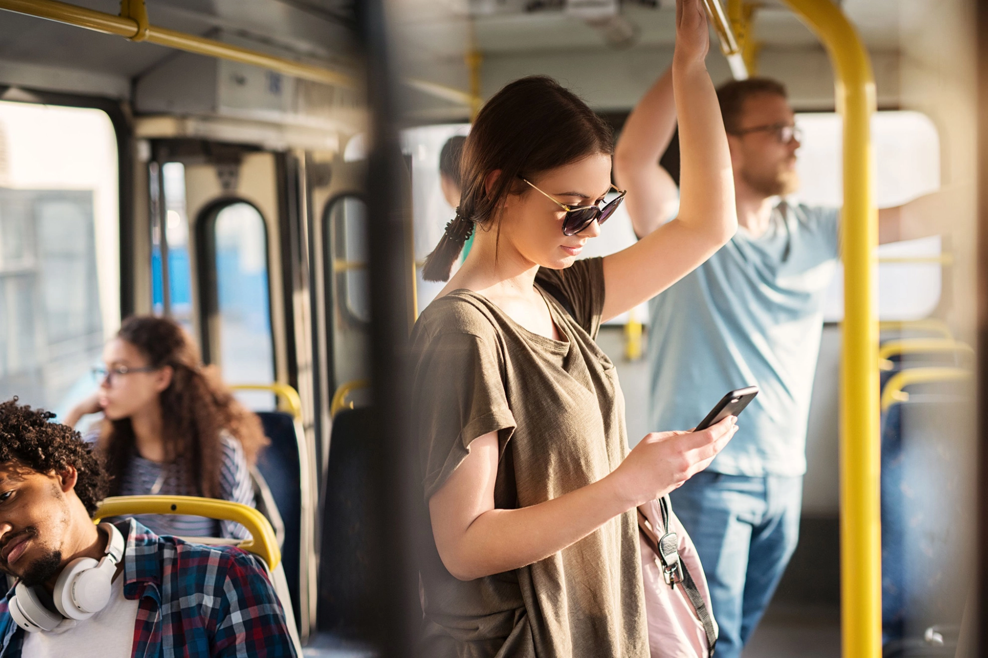 Junge Frau mit Smartphone im Bus