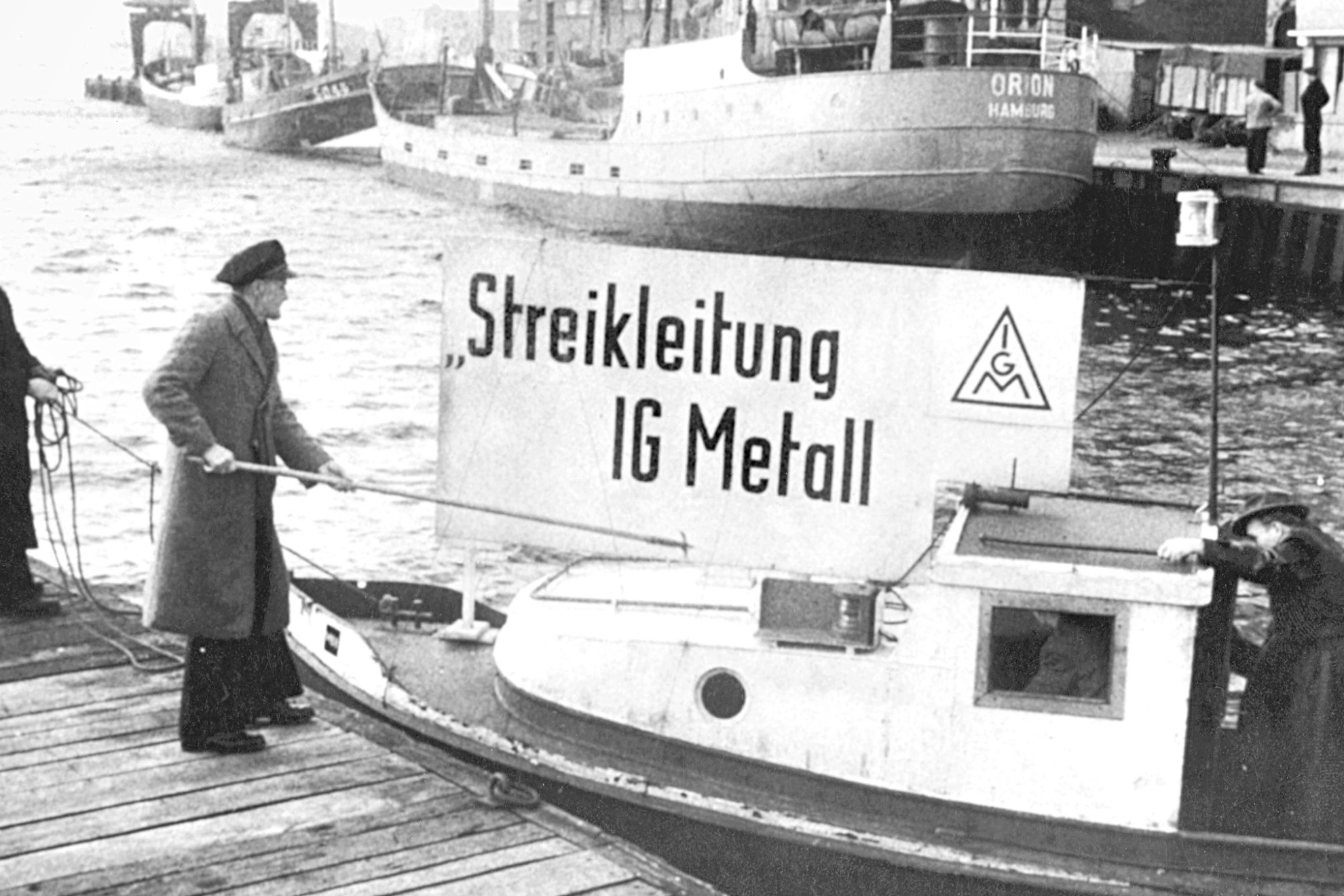 Eine für die Streikleitung angemietete Barkasse im Kieler Hafen beim Streik um die Lohnfortzahlung 