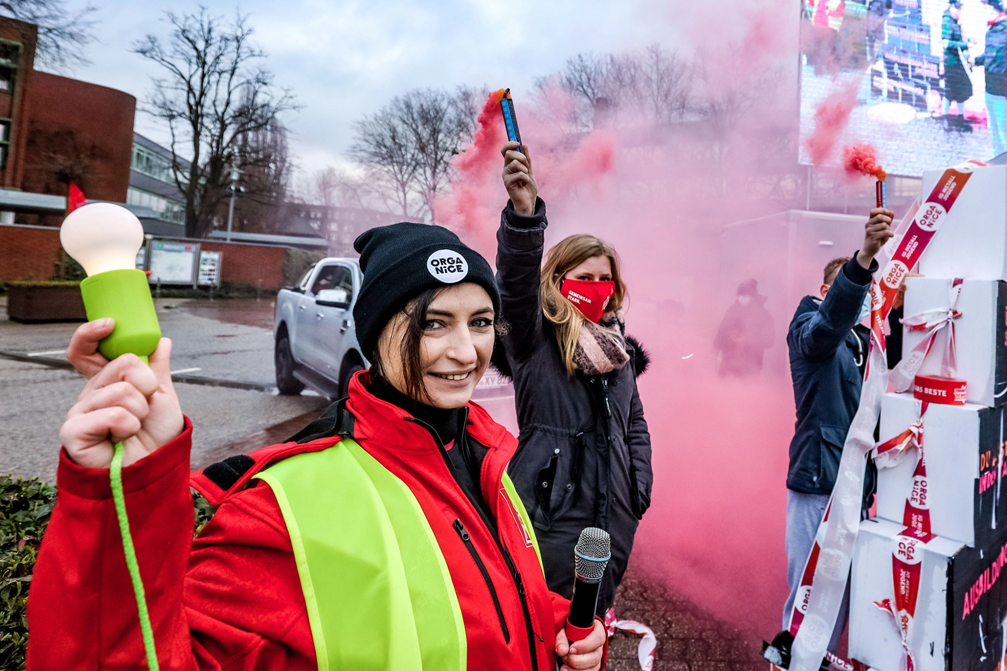 Beschäftigte während einer Aktion zur Tarifbewegung 2021