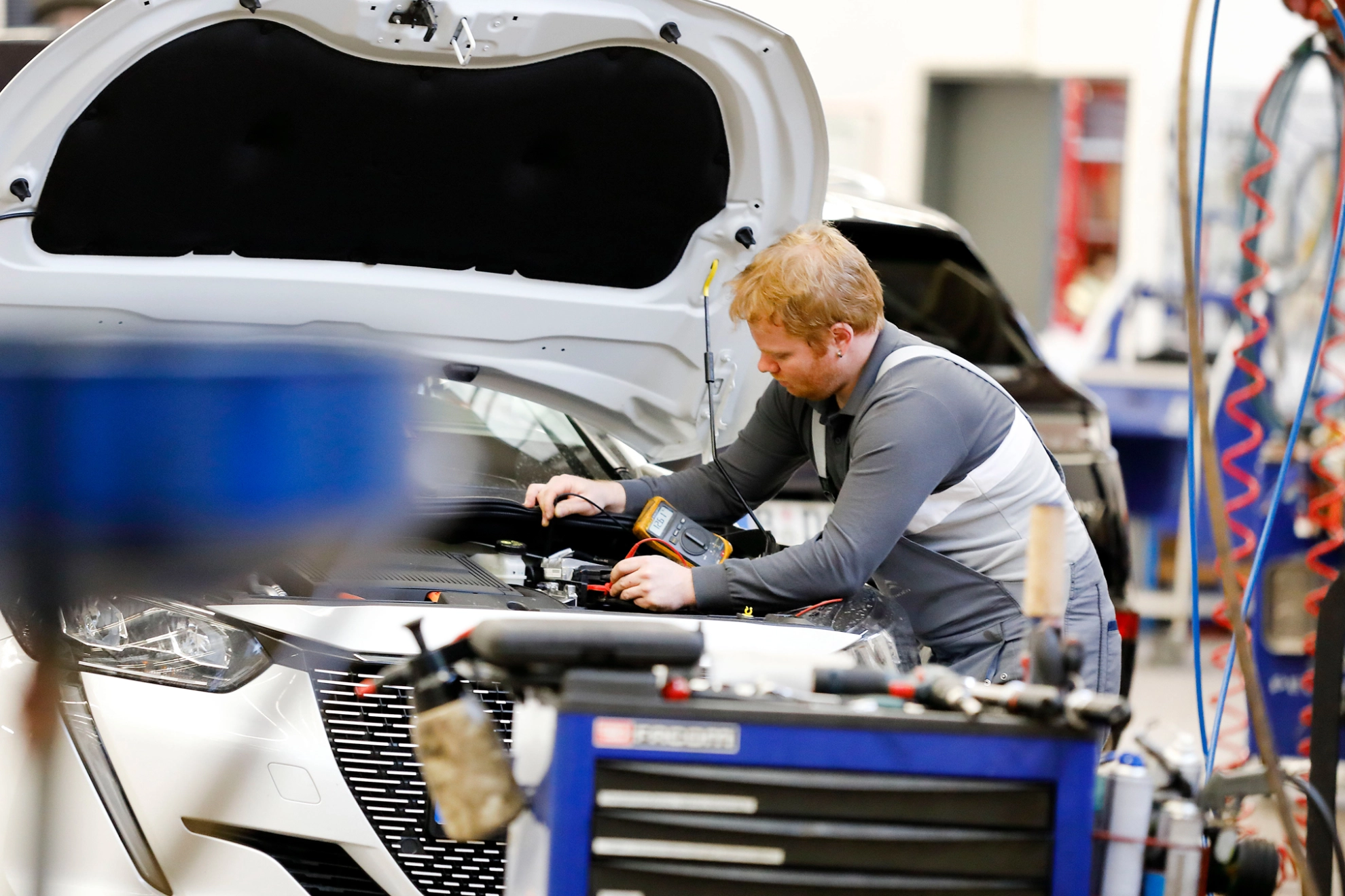 Arbeit an einem Auto in der PSA Stellantis Peugeot Werkstatt in Berlin