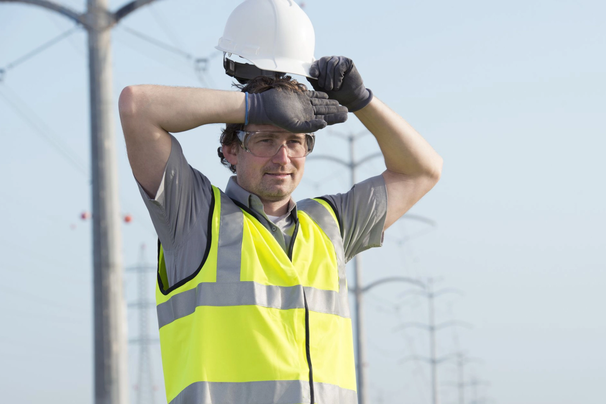 Techniker an einer Windkraftanlage