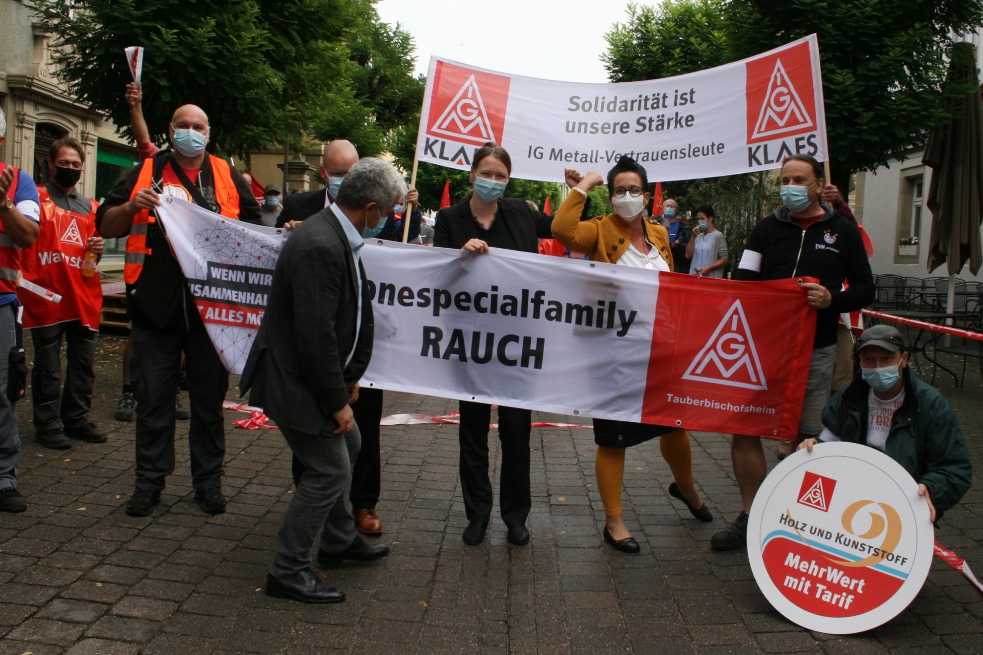 Demonstration vor der ersten Tarifverhandlung Holz und Kunststoff in Baden-Württemberg