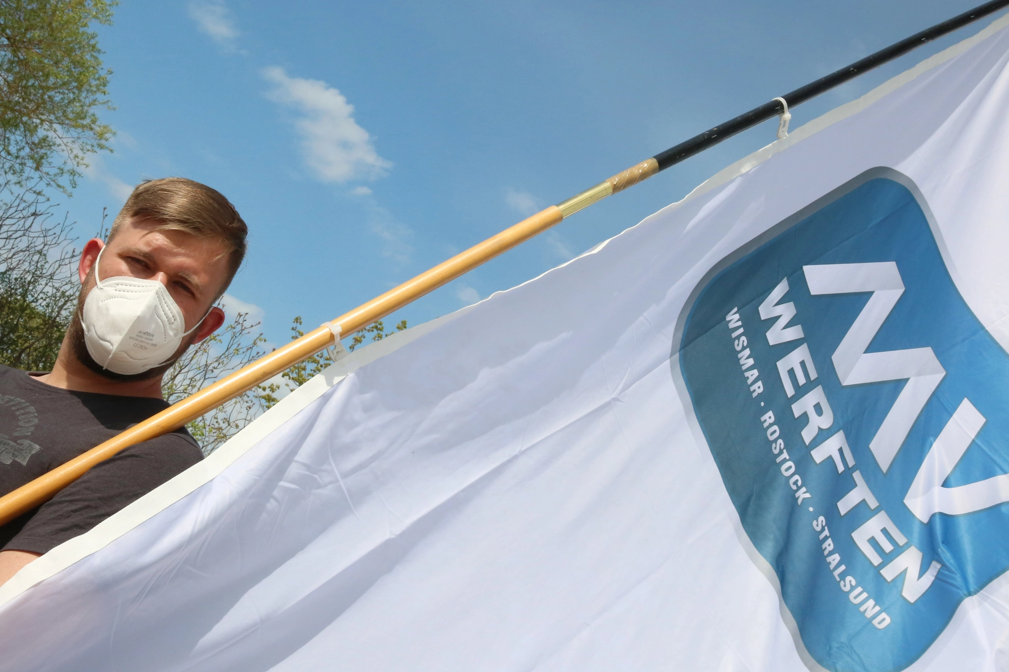 Mann Fahne Aktionstag Rostock Norbert Fellechner Küste