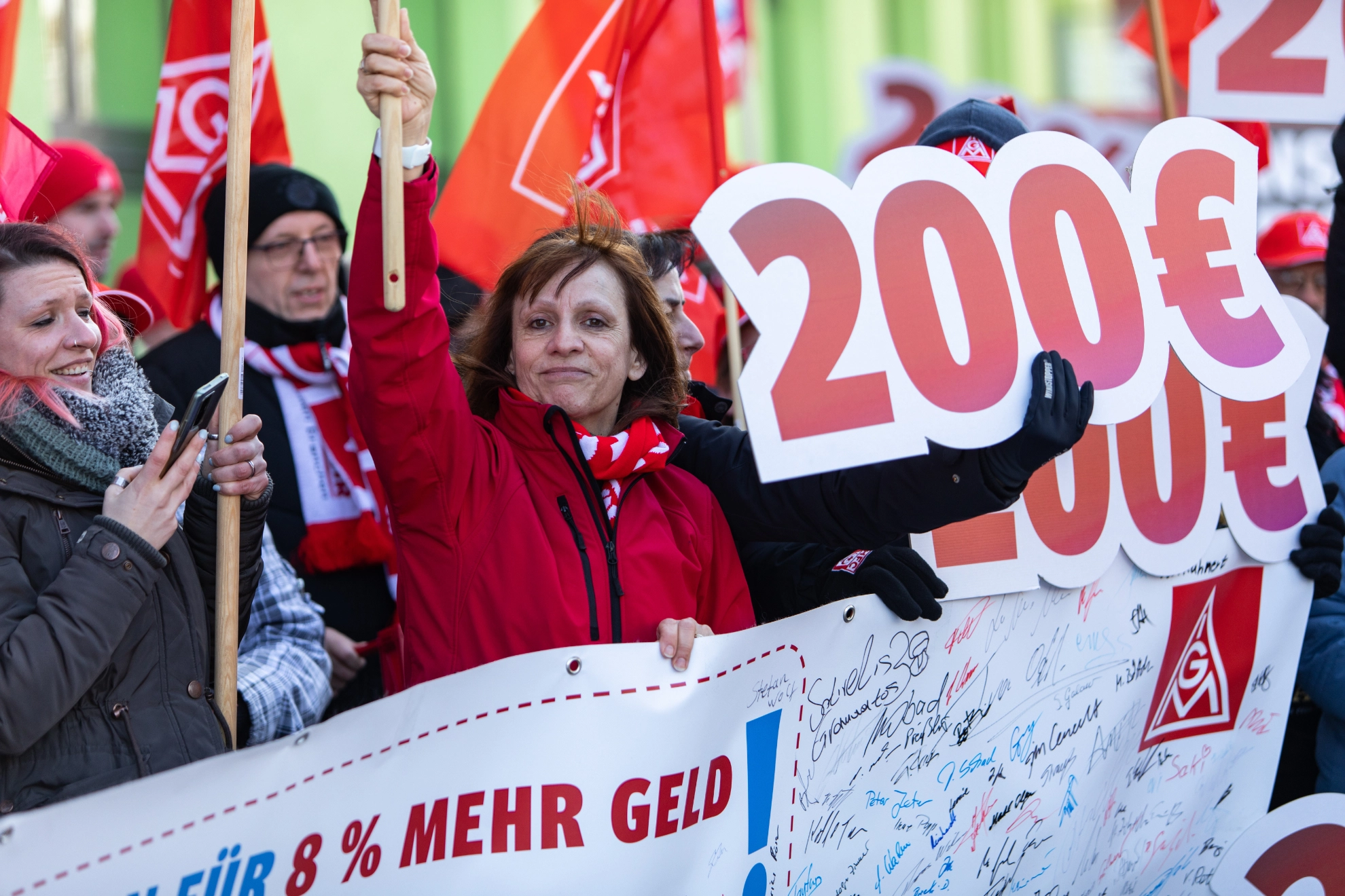 Rund 400 Beschäftigte machten bei der zweiten Tarifverhandlung der westdeutschen Textil- und Bekleidungsindustrie in Ingolstadt deutlich, was sie von den Arbeitgebern erwarten.