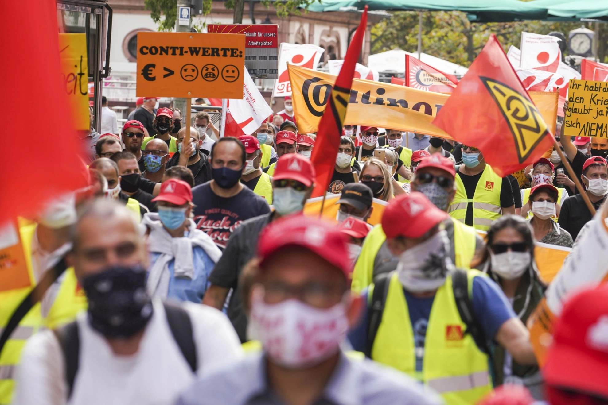 Conti-Beschäftigte protestieren in Frankfurt gegen geplanten Stellenabbau