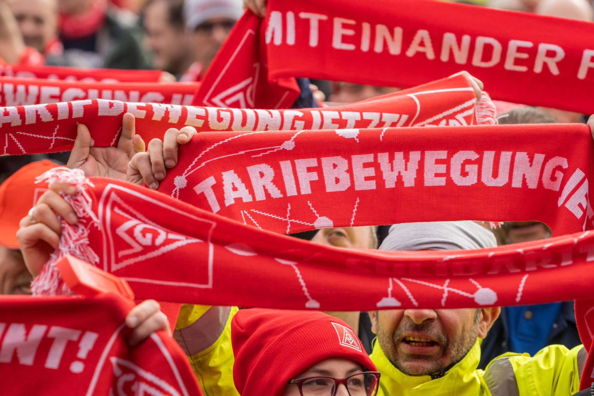 Beschäftigte machen während der Metall-Tarifrunde 2024 mit Warnstreiks Druck für ihre Forderung