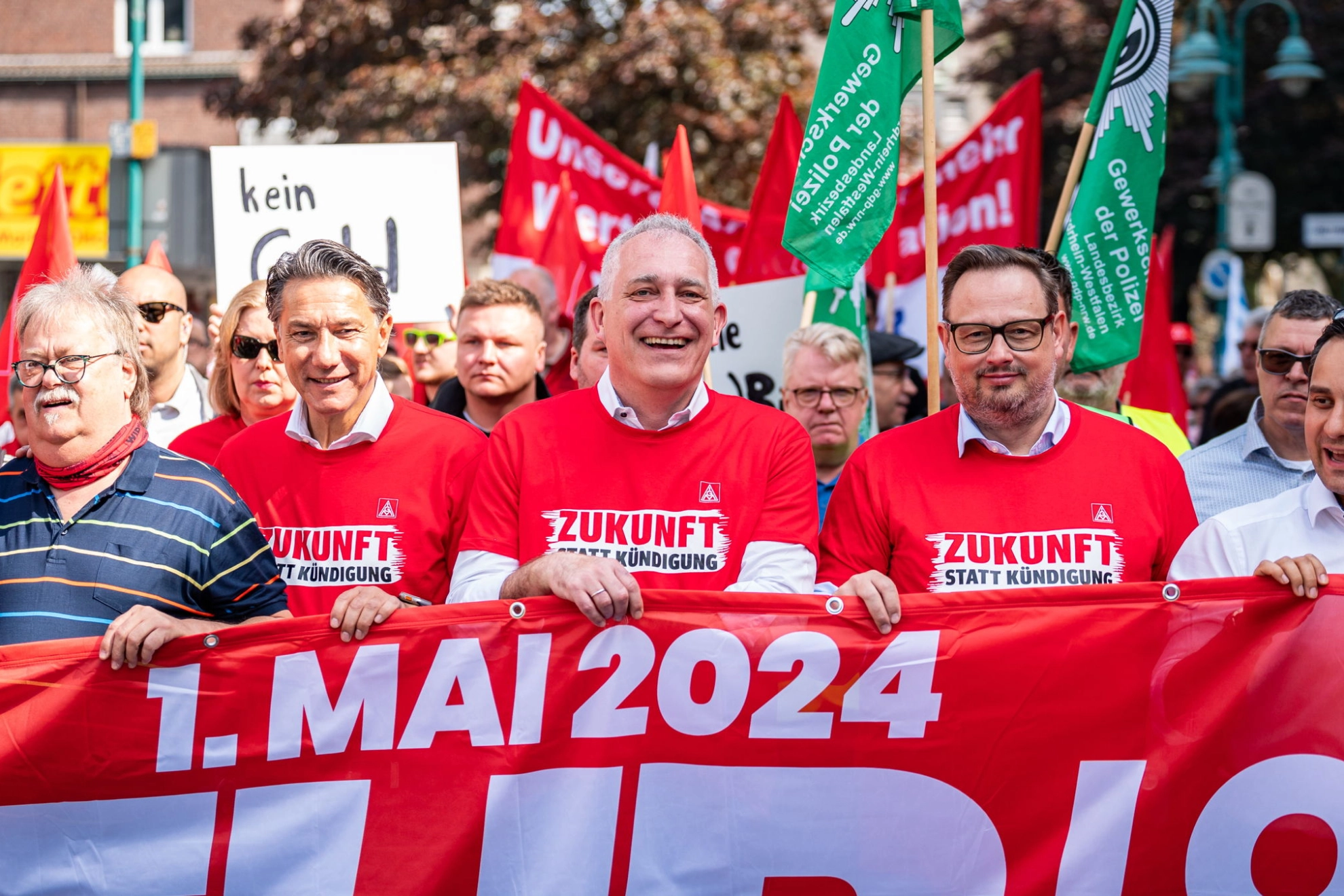 Jürgen Kerner (Mitte) im Demonstrationszug zum 1. Mai durch Duisburg