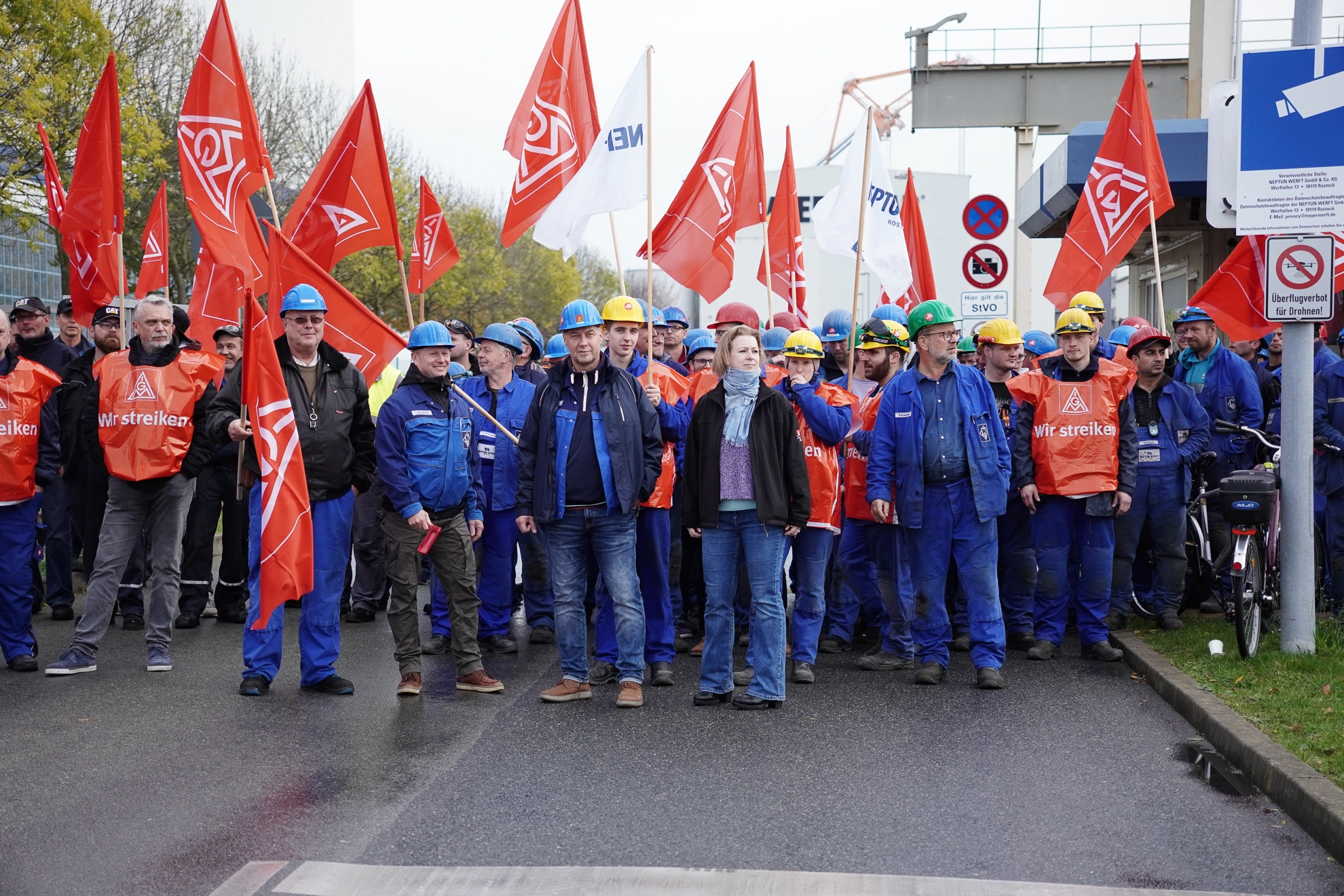 Warnstreik Tarifrunde ME22 Neptun Caterpillar Rostock Küste