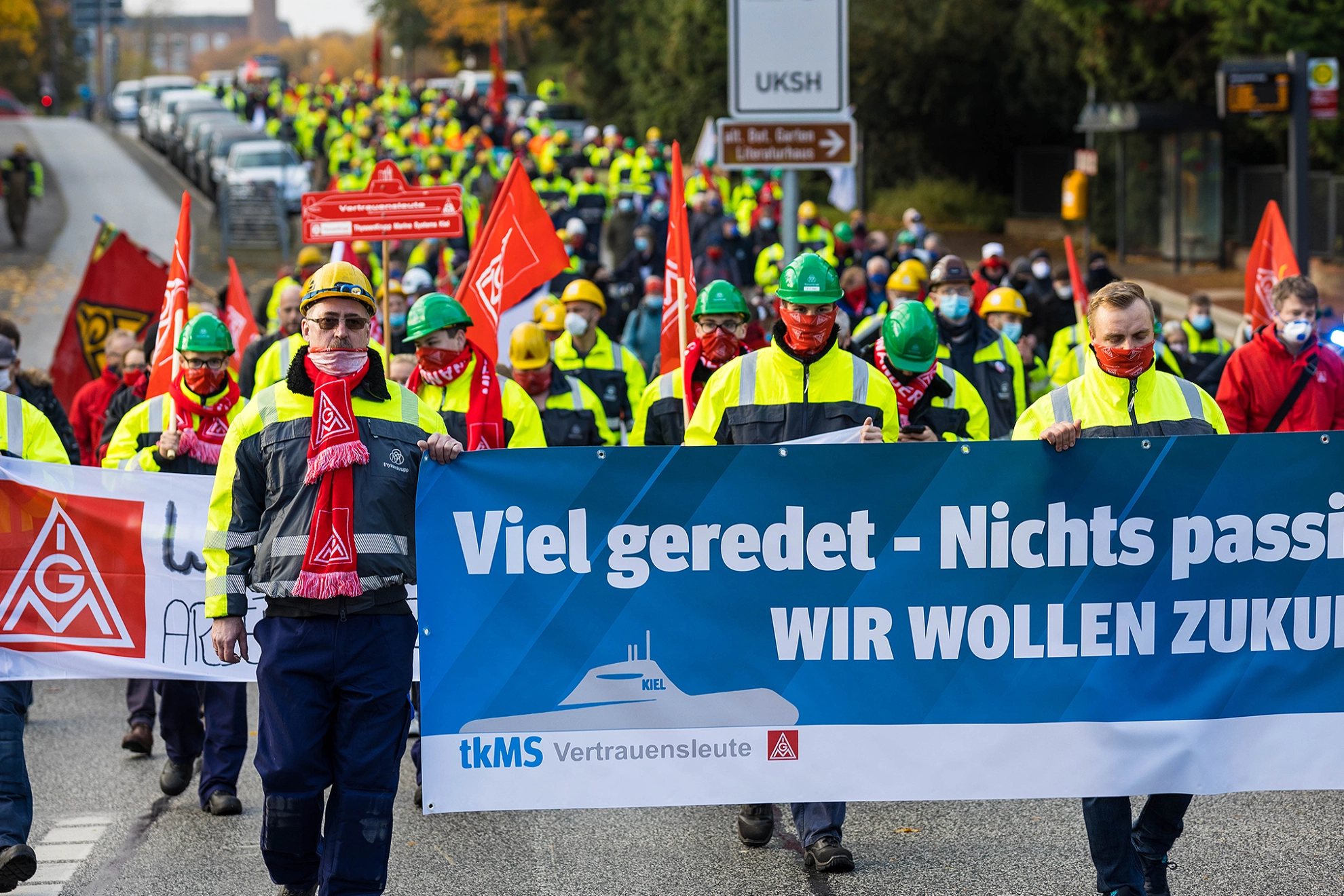 Werften-Beschäftigte in Kiel während einer Demonstration