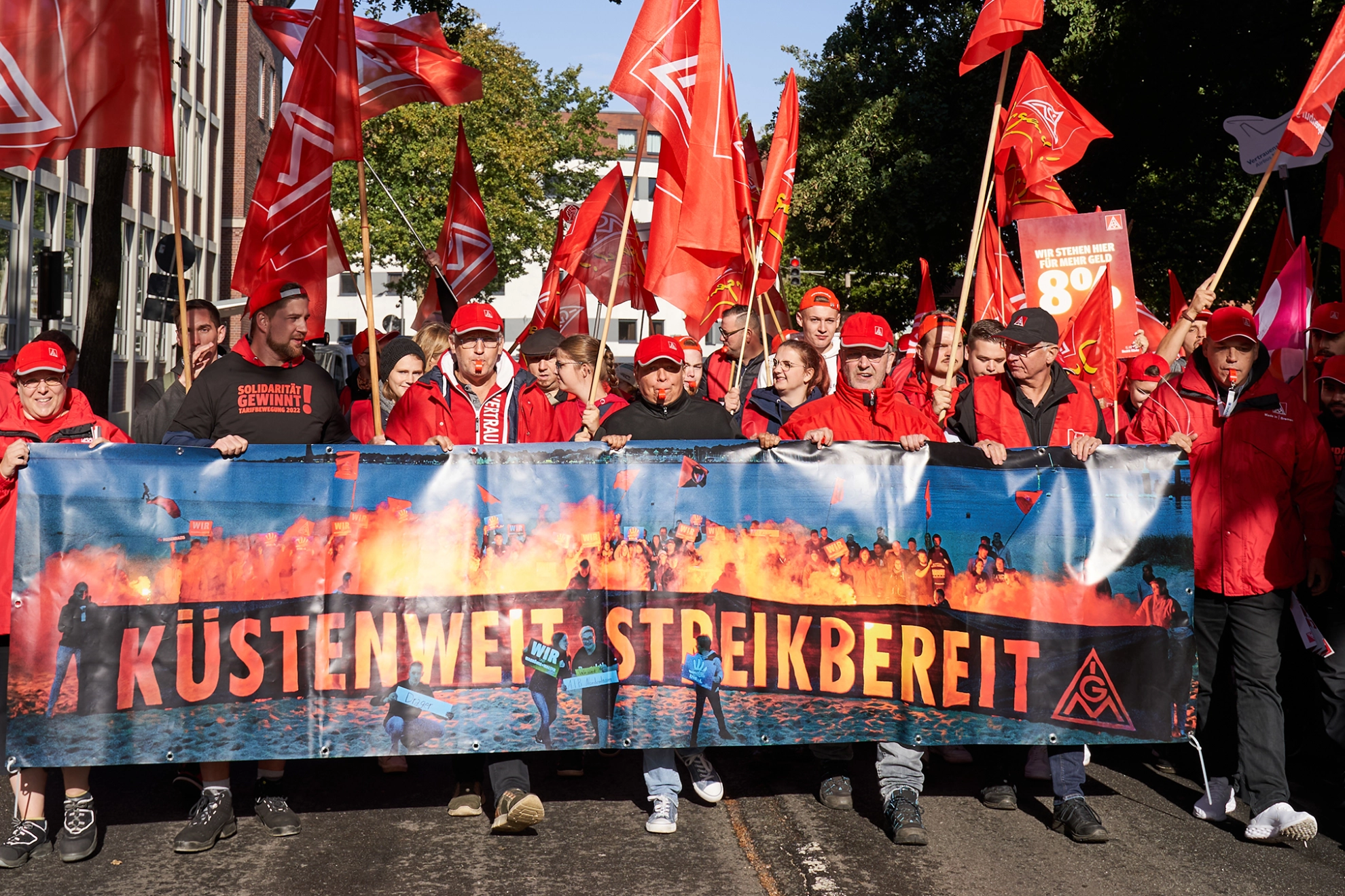 Bei einem Aktionstag zur Tarifbewegung demonstrieren in Bremen hunderte Beschäftigte