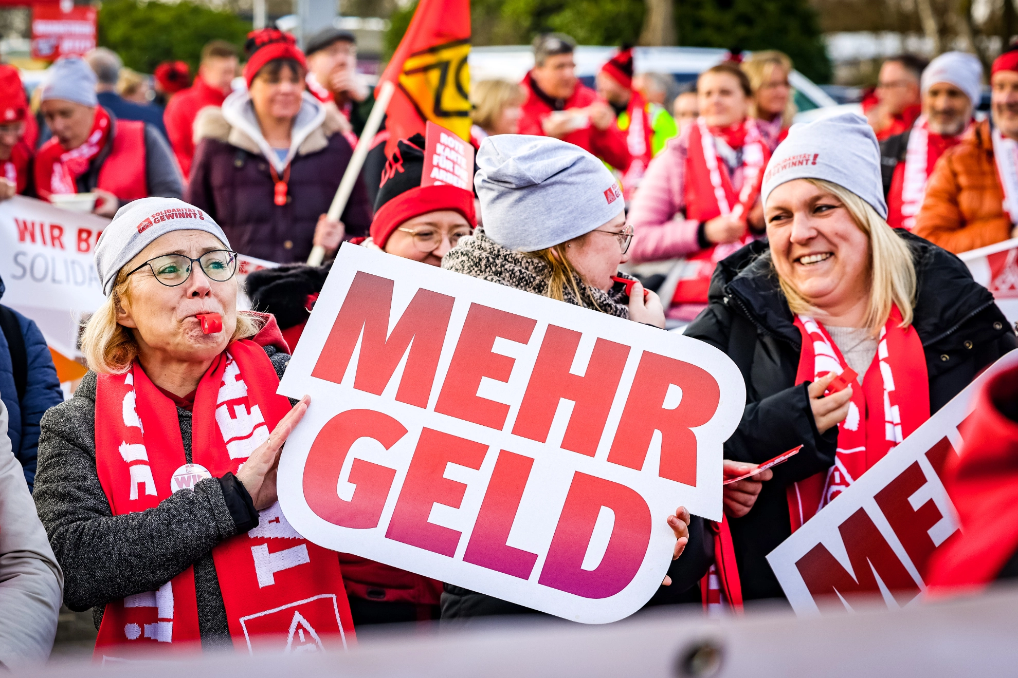 In Düsseldorf Kaarst demonstrieren über 750 Beschäftigte für ihre Forderung nach 8 Prozent mehr, mindestens aber 200 Euro.