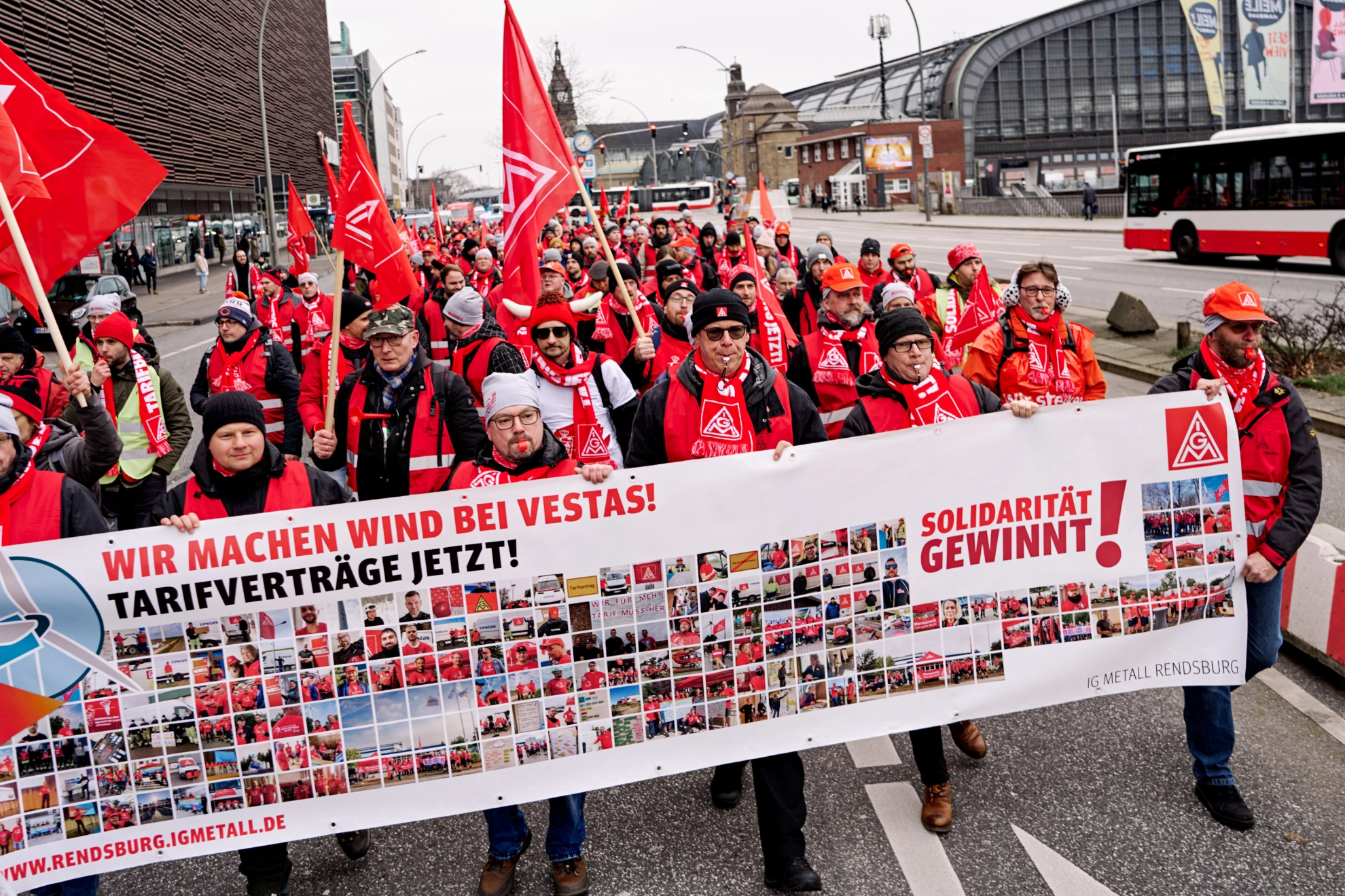 Vestas-Beschäftigte streiken für einen Tarifvertrag im Januar 23 in Hamburg