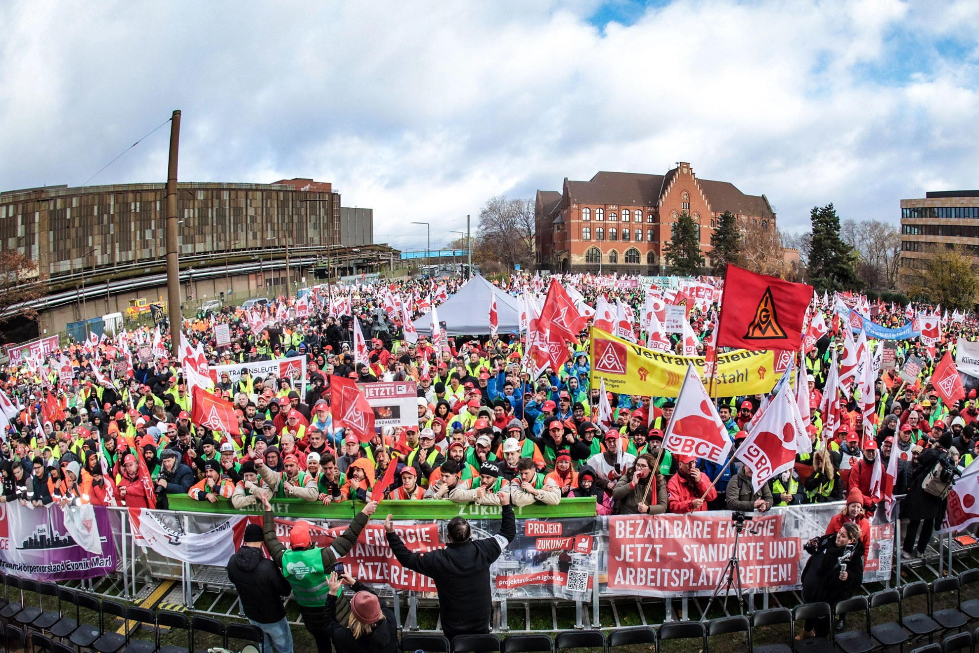 Tausende Beschäftigte demonstrieren in Duisburg für einen Brückenstrompreis.