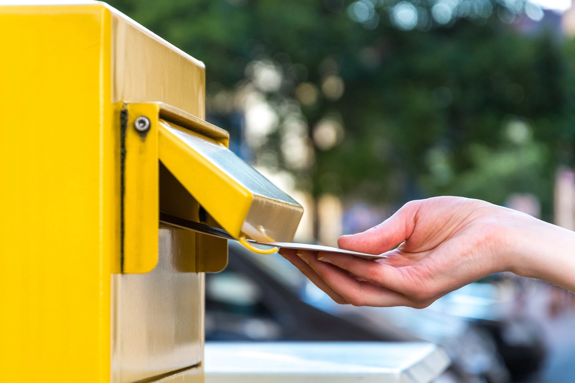 Ein Brief wird in einen Briefkasten geworfen