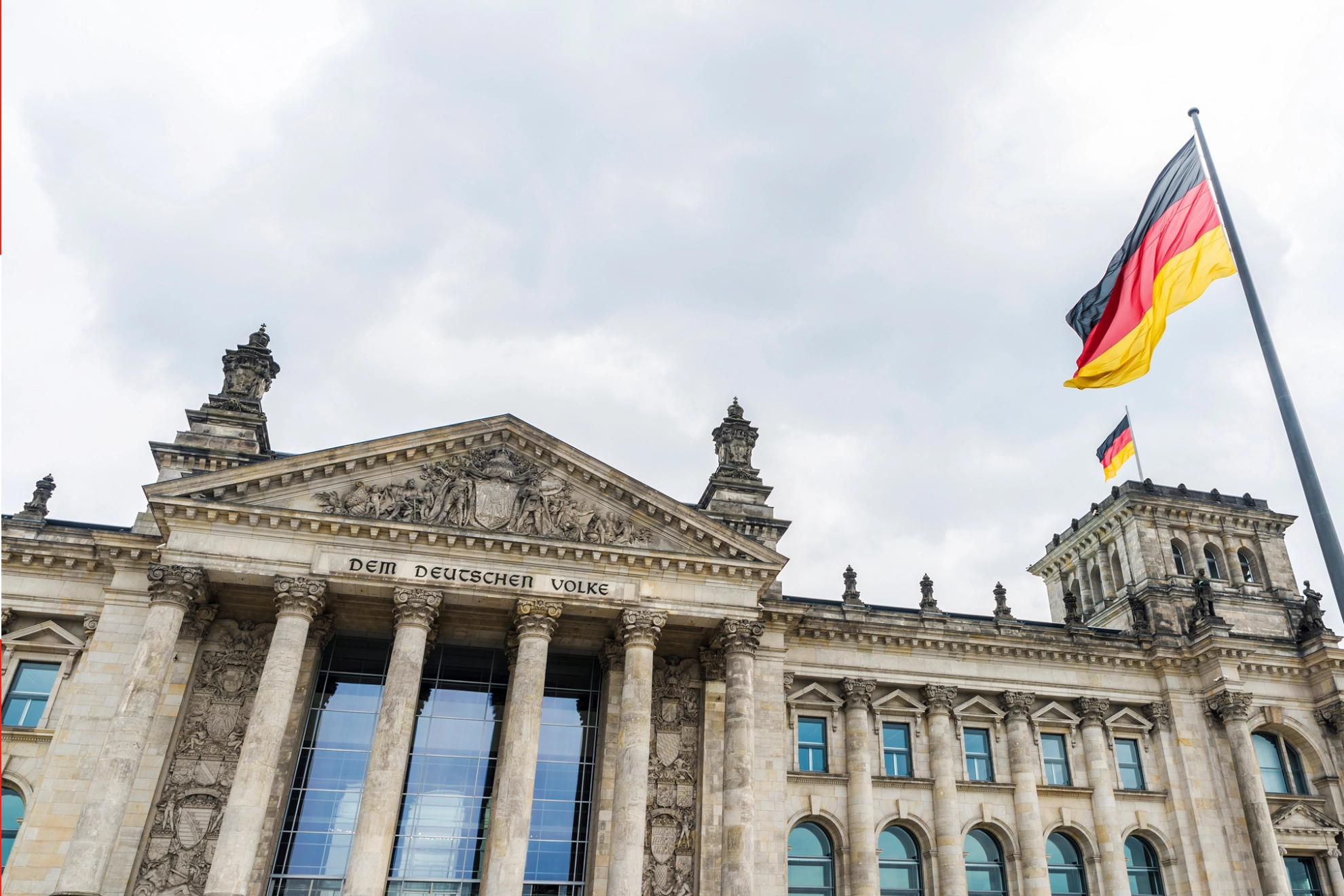 Eine Deutschland-Flagge weht vor dem Bundestag in Berlin