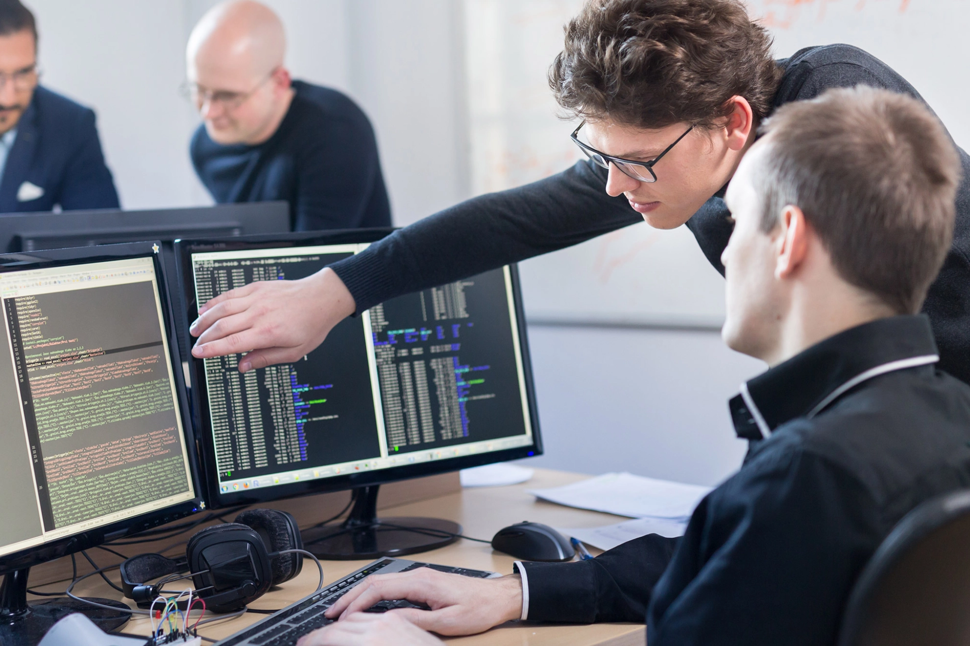 Software-Entwickler arbeiten an Desktop-Computer