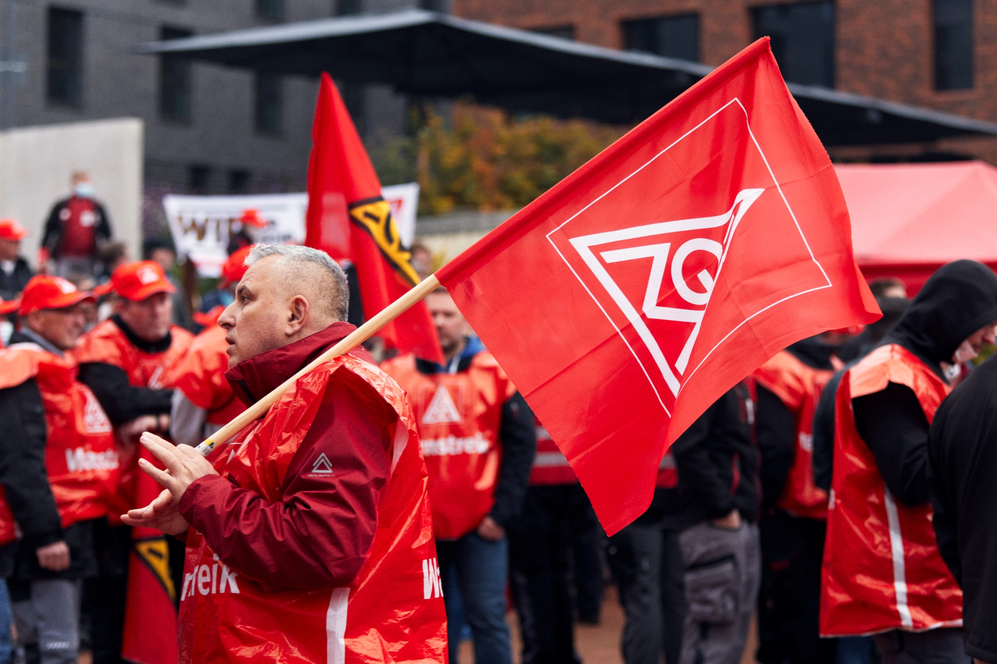Holz und Kunststoff: Warnstreikaktion in Herford um das Marta-Museum, das auch Sitz des Arbeitgeberverbands ist