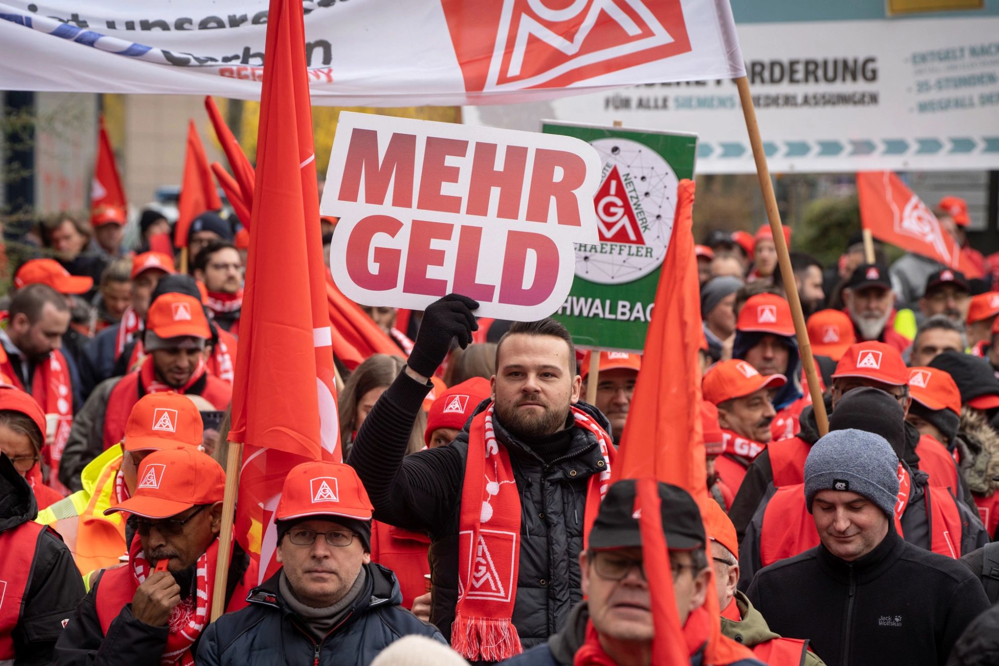 Beschäftigte bei einer Warnstreik-Kundgebung in der Metall-Tarifrunde