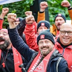 Beschäftigte demonstrieren in Münster zur zweiten Verhandlungsrunde in der Metall-Tarifrunde 2024.