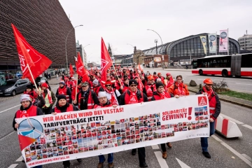 Streik für Tarifvertrag: 250 Vestas-Beschäftigte demonstrieren in Hamburg