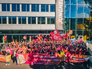 Erste Warnung an Jungheinrich: 350 Beschäftigte demonstrieren lautstark vor Firmenzentrale