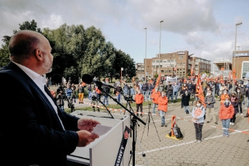 Mehr als 12 400 Beschäftigte beteiligen sich an Warnstreiks und Kundgebungen 