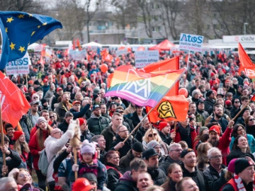Rund 9.000 Gewerkschafterinnen und Gewerkschafter zeigen in Hannover Flagge